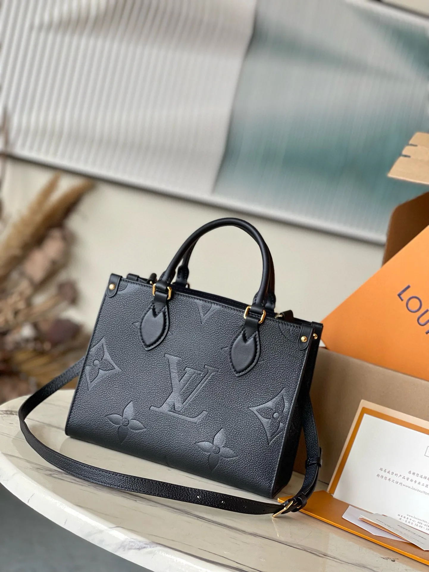 💰1040 (first-grain leather) top original M45653 black printed Onthego small Tote bag draws inspiration from the classic Sac Plat handbag in 1968. It is made of Monogram Empreinte leather with Medium Bicolor Monogram pattern embossed to create a miniature version, which can store daily needs such as iPad Mini. Flexible handles and detachable shoulder strap enrich carrying options. Dimensions: 25 x 19 x 11.5 cm