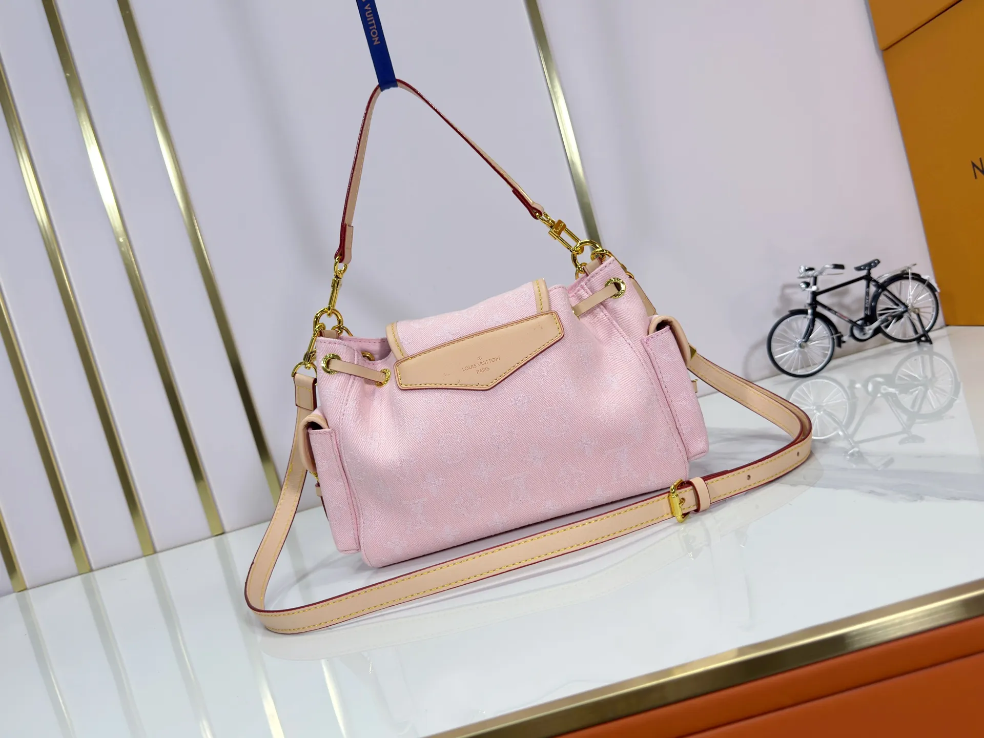 P280 Upgraded original M25085 This Odysée handbag is from the 2025 early autumn series, paying tribute to the brand heritage with a stylish everyday design. Dazzling buckles and detachable chains accentuate the Monogram canvas body, and the side pockets provide easy access to keys, lipstick and other small items. Dimensions: 27.0 x 17.0 x 12.0 cm (length x height x width)