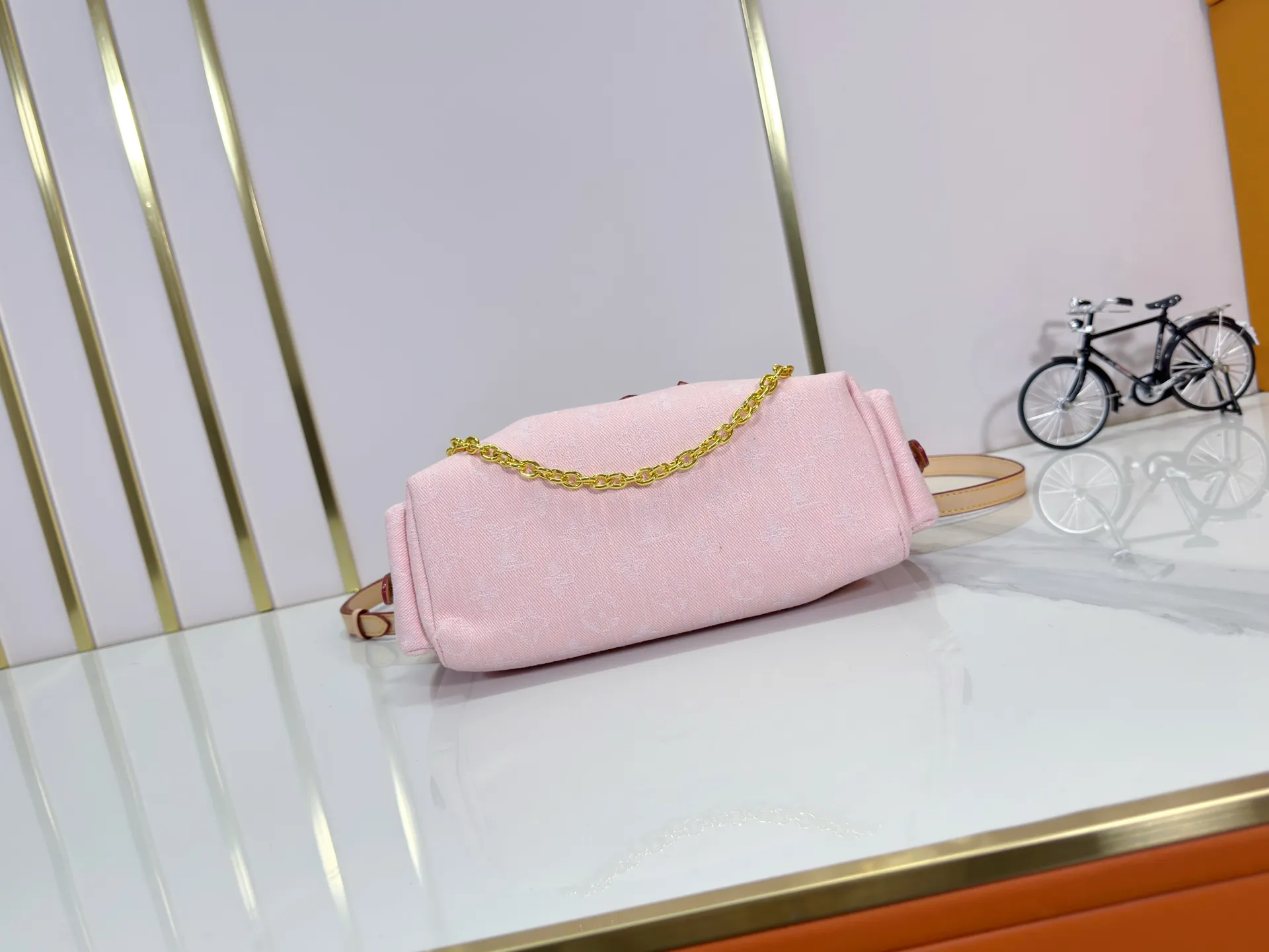 P280 Upgraded original M25085 This Odysée handbag is from the 2025 early autumn series, paying tribute to the brand heritage with a stylish everyday design. Dazzling buckles and detachable chains accentuate the Monogram canvas body, and the side pockets provide easy access to keys, lipstick and other small items. Dimensions: 27.0 x 17.0 x 12.0 cm (length x height x width)