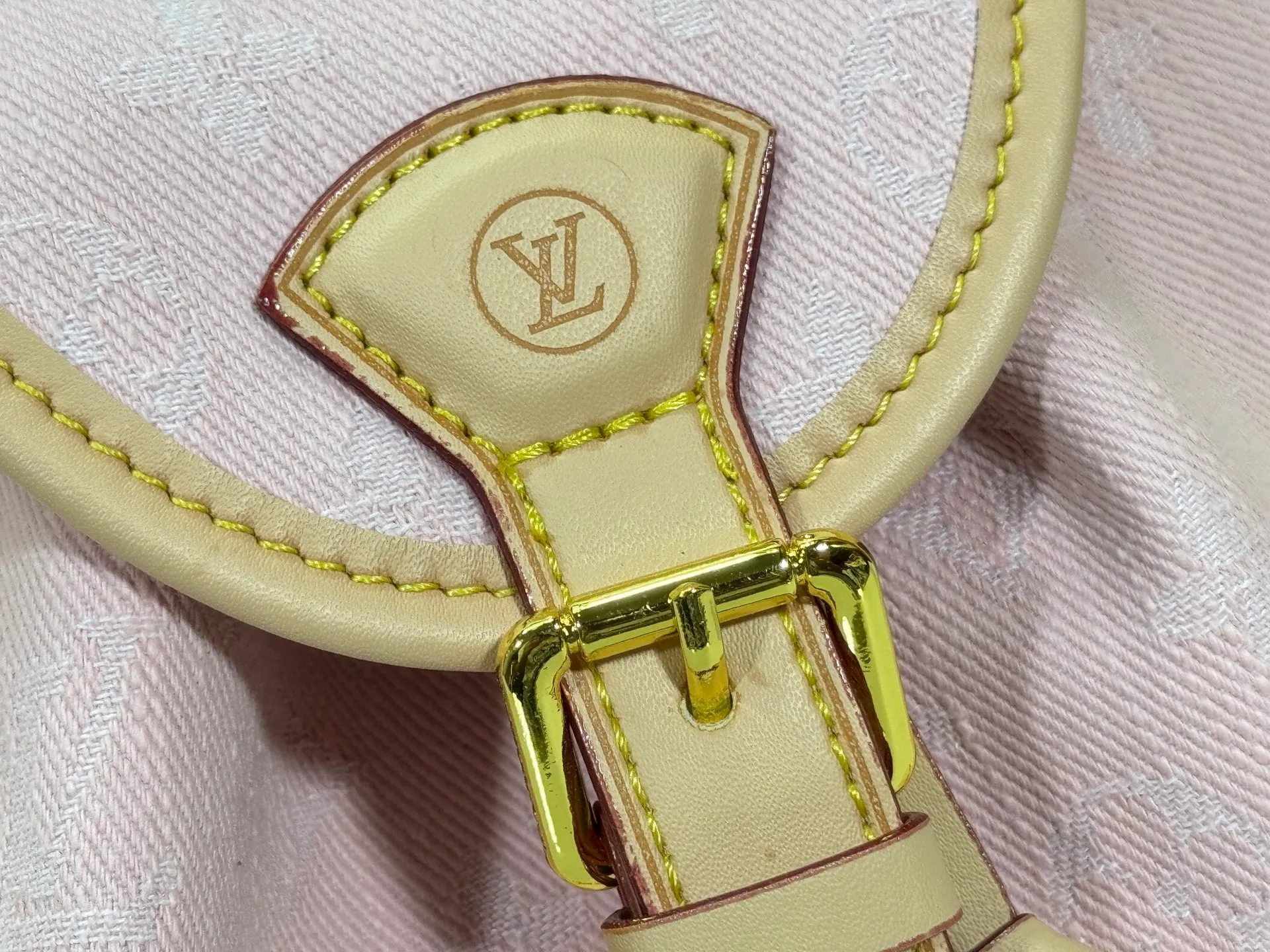 P280 Upgraded original M25085 This Odysée handbag is from the 2025 early autumn series, paying tribute to the brand heritage with a stylish everyday design. Dazzling buckles and detachable chains accentuate the Monogram canvas body, and the side pockets provide easy access to keys, lipstick and other small items. Dimensions: 27.0 x 17.0 x 12.0 cm (length x height x width)
