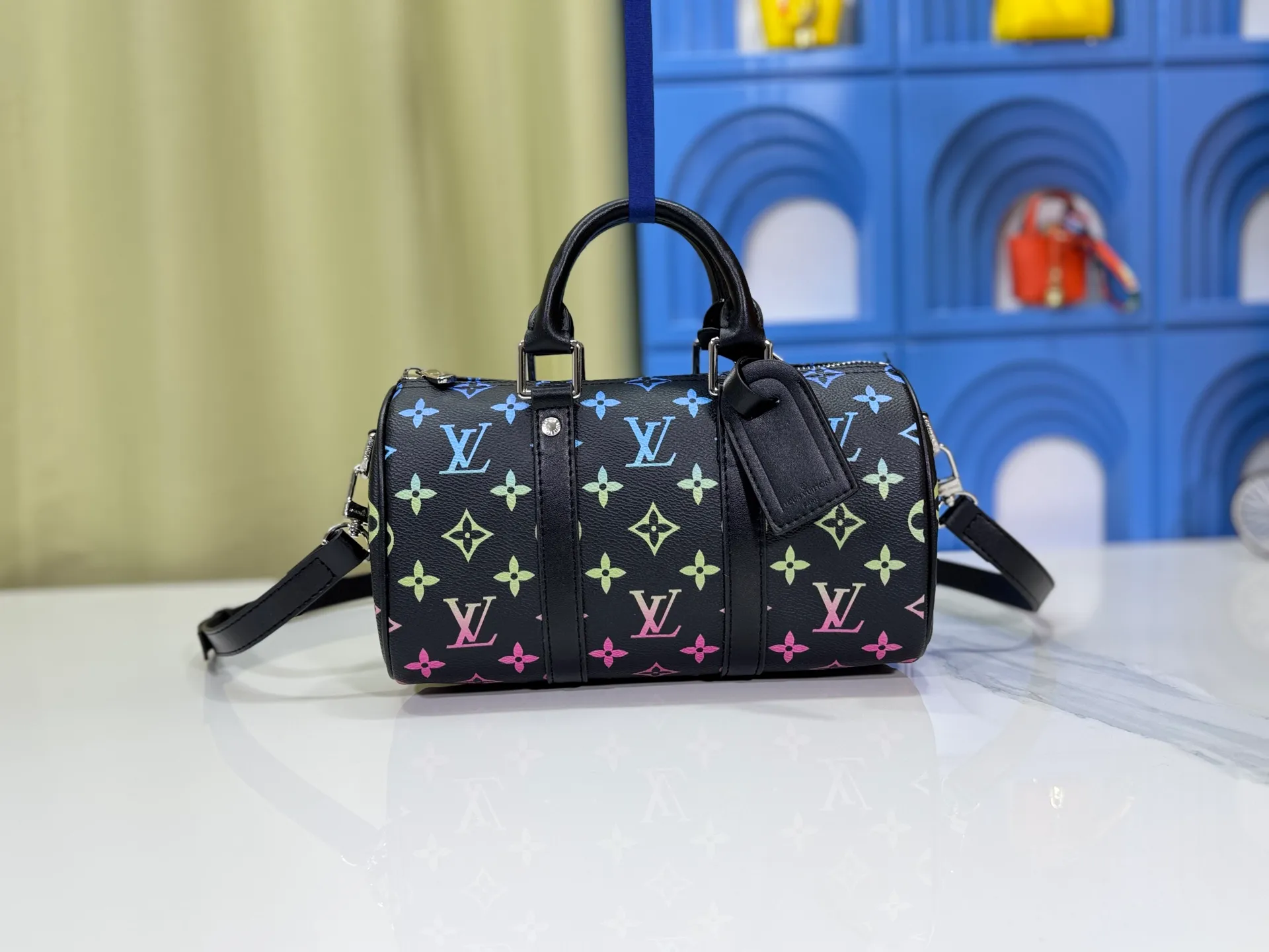 P240 Upgraded original version M13935 gradient rainbow, black and white three colors N40770 Brown M15428 Presbyopia M46271 Black flower M20900 M46249 This handbag condenses the classic silhouette of the Keepall travel bag and is made of Monogram embossed Taurillon leather. The compact structure is suitable for storing small items such as mobile phones and wallets. With its clever use of leather handles and detachable shoulder strap, it's easy to carry with you in trendy style. Detailed features Dimensions: 25✘15✘11 cm