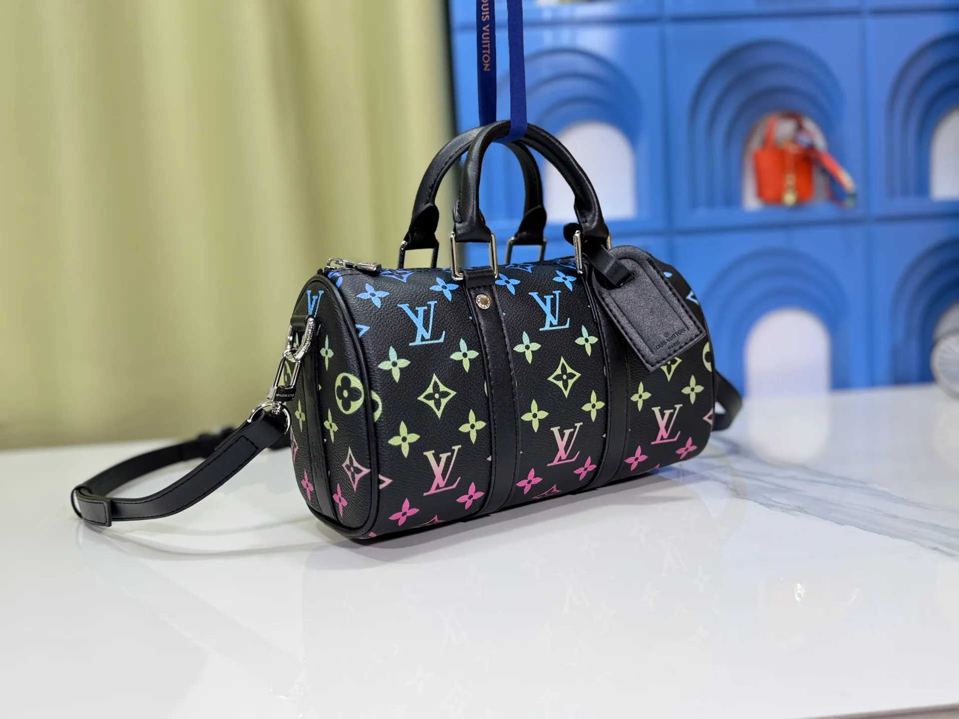 P240 Upgraded original version M13935 gradient rainbow, black and white three colors N40770 Brown M15428 Presbyopia M46271 Black flower M20900 M46249 This handbag condenses the classic silhouette of the Keepall travel bag and is made of Monogram embossed Taurillon leather. The compact structure is suitable for storing small items such as mobile phones and wallets. With its clever use of leather handles and detachable shoulder strap, it's easy to carry with you in trendy style. Detailed features Dimensions: 25✘15✘11 cm
