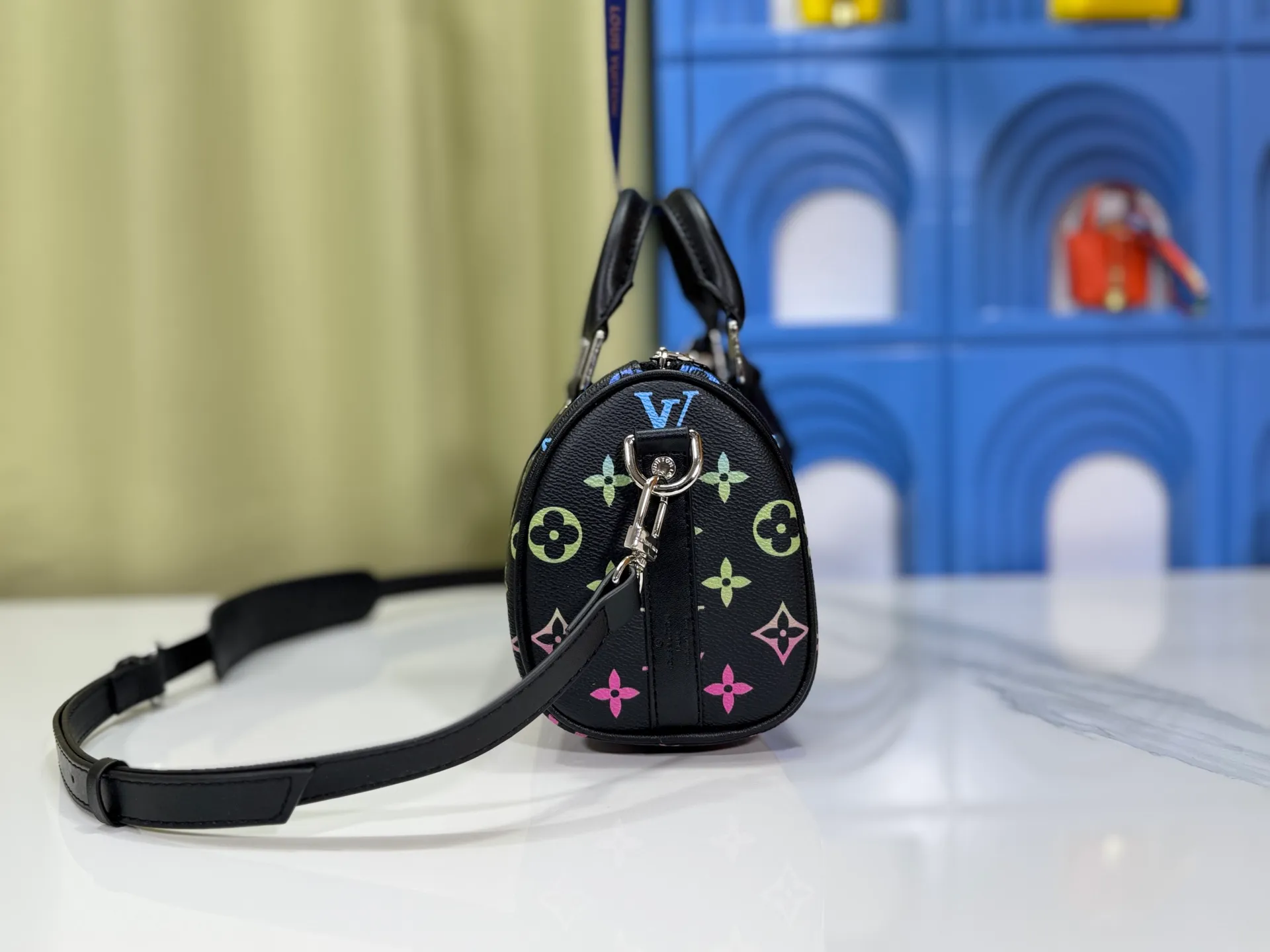P240 Upgraded original version M13935 gradient rainbow, black and white three colors N40770 Brown M15428 Presbyopia M46271 Black flower M20900 M46249 This handbag condenses the classic silhouette of the Keepall travel bag and is made of Monogram embossed Taurillon leather. The compact structure is suitable for storing small items such as mobile phones and wallets. With its clever use of leather handles and detachable shoulder strap, it's easy to carry with you in trendy style. Detailed features Dimensions: 25✘15✘11 cm