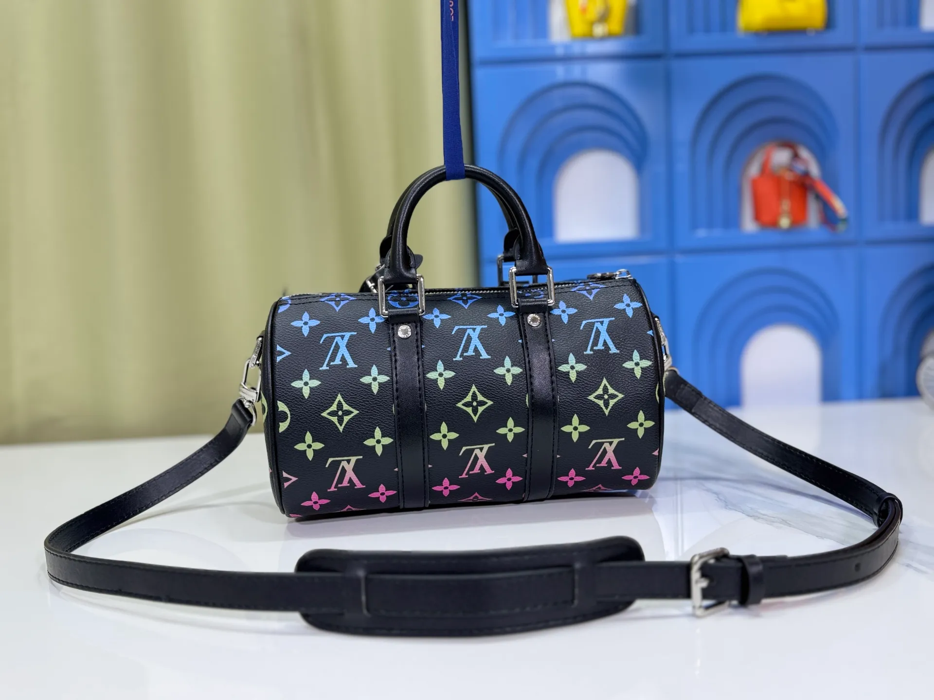 P240 Upgraded original version M13935 gradient rainbow, black and white three colors N40770 Brown M15428 Presbyopia M46271 Black flower M20900 M46249 This handbag condenses the classic silhouette of the Keepall travel bag and is made of Monogram embossed Taurillon leather. The compact structure is suitable for storing small items such as mobile phones and wallets. With its clever use of leather handles and detachable shoulder strap, it's easy to carry with you in trendy style. Detailed features Dimensions: 25✘15✘11 cm