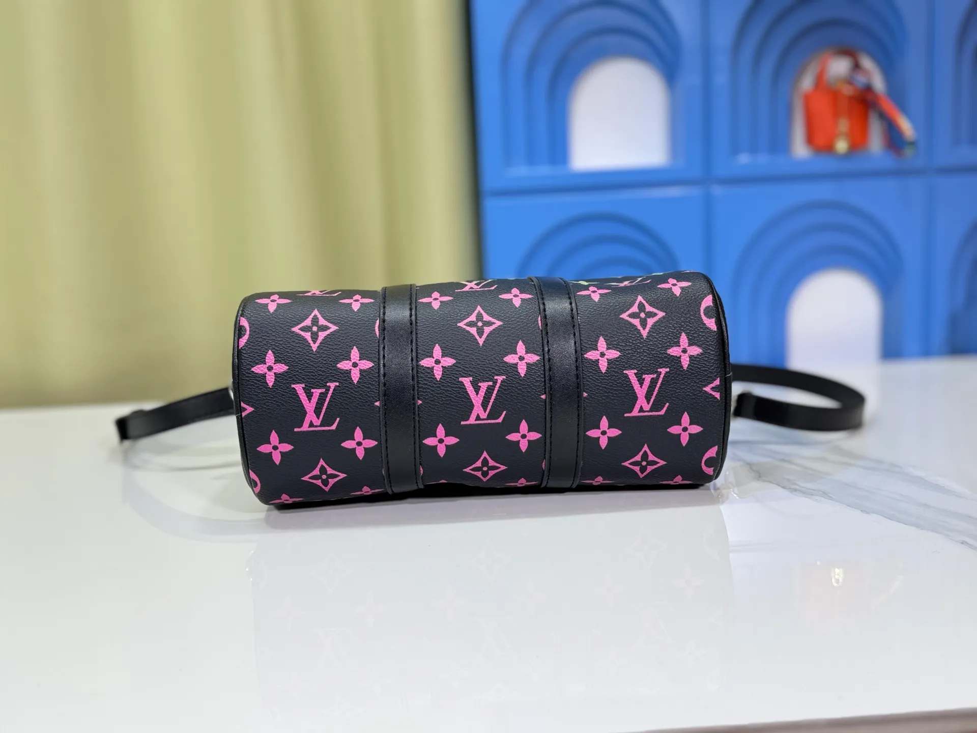 P240 Upgraded original version M13935 gradient rainbow, black and white three colors N40770 Brown M15428 Presbyopia M46271 Black flower M20900 M46249 This handbag condenses the classic silhouette of the Keepall travel bag and is made of Monogram embossed Taurillon leather. The compact structure is suitable for storing small items such as mobile phones and wallets. With its clever use of leather handles and detachable shoulder strap, it's easy to carry with you in trendy style. Detailed features Dimensions: 25✘15✘11 cm