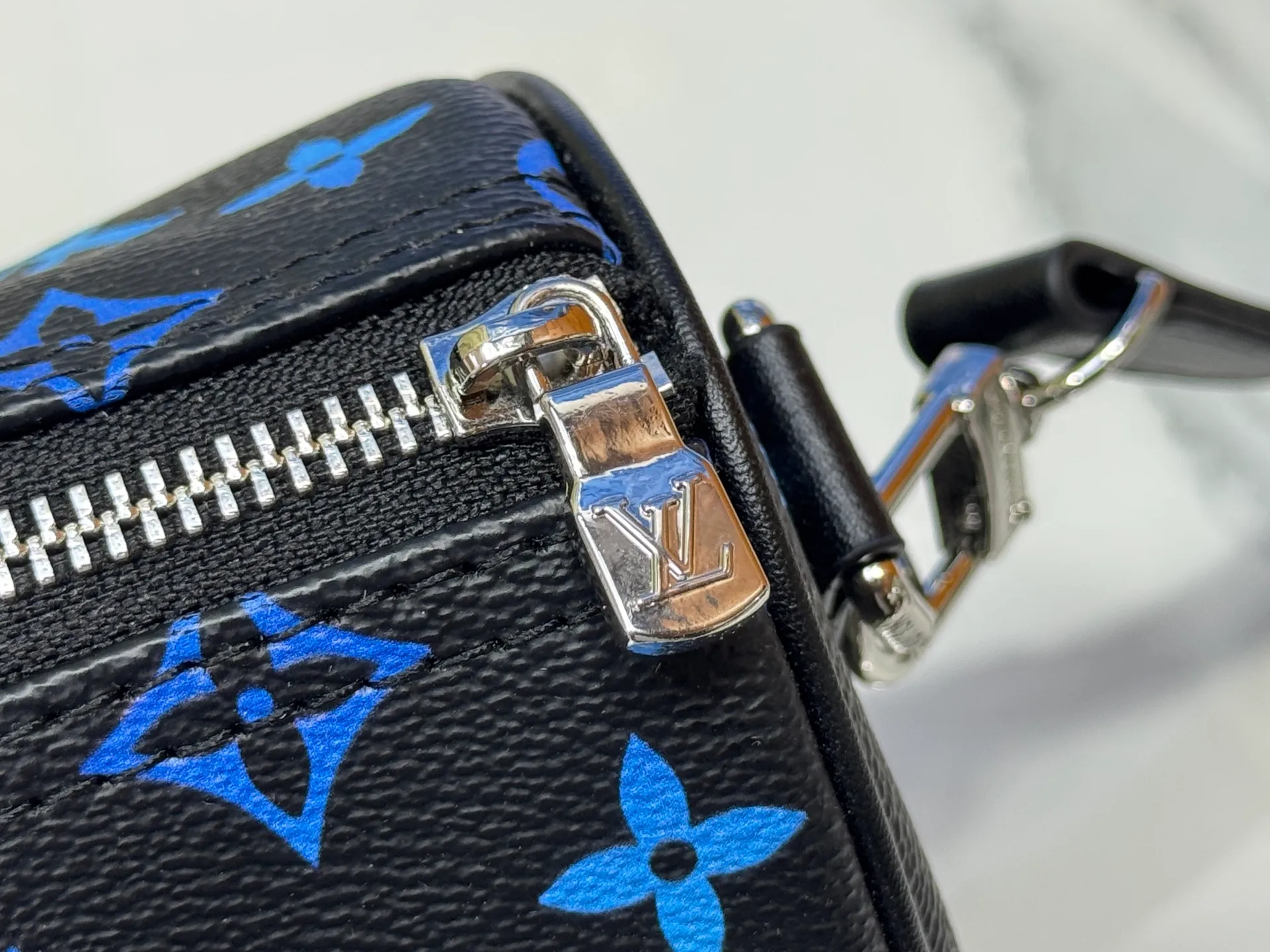 P240 Upgraded original version M13935 gradient rainbow, black and white three colors N40770 Brown M15428 Presbyopia M46271 Black flower M20900 M46249 This handbag condenses the classic silhouette of the Keepall travel bag and is made of Monogram embossed Taurillon leather. The compact structure is suitable for storing small items such as mobile phones and wallets. With its clever use of leather handles and detachable shoulder strap, it's easy to carry with you in trendy style. Detailed features Dimensions: 25✘15✘11 cm