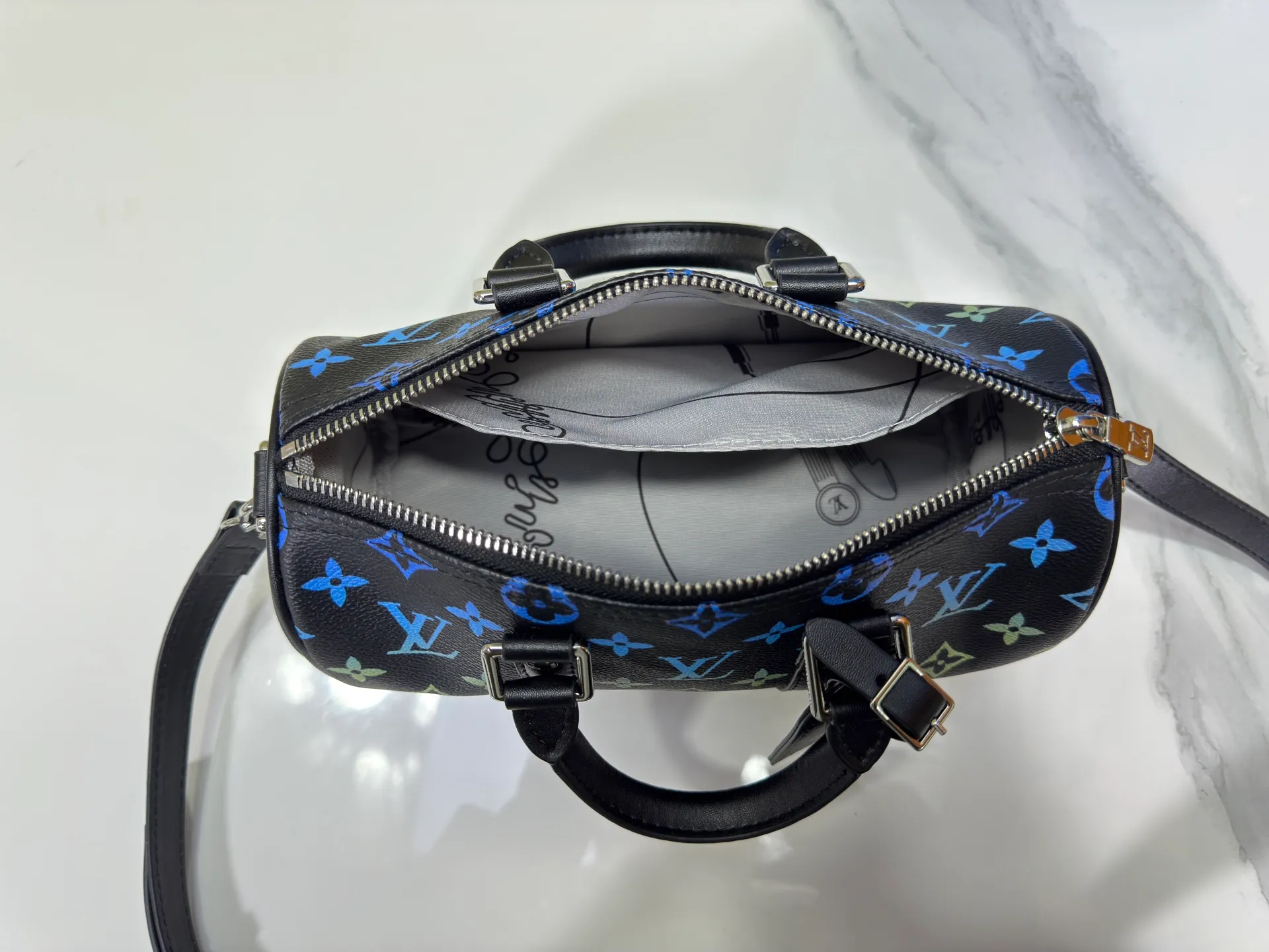 P240 Upgraded original version M13935 gradient rainbow, black and white three colors N40770 Brown M15428 Presbyopia M46271 Black flower M20900 M46249 This handbag condenses the classic silhouette of the Keepall travel bag and is made of Monogram embossed Taurillon leather. The compact structure is suitable for storing small items such as mobile phones and wallets. With its clever use of leather handles and detachable shoulder strap, it's easy to carry with you in trendy style. Detailed features Dimensions: 25✘15✘11 cm