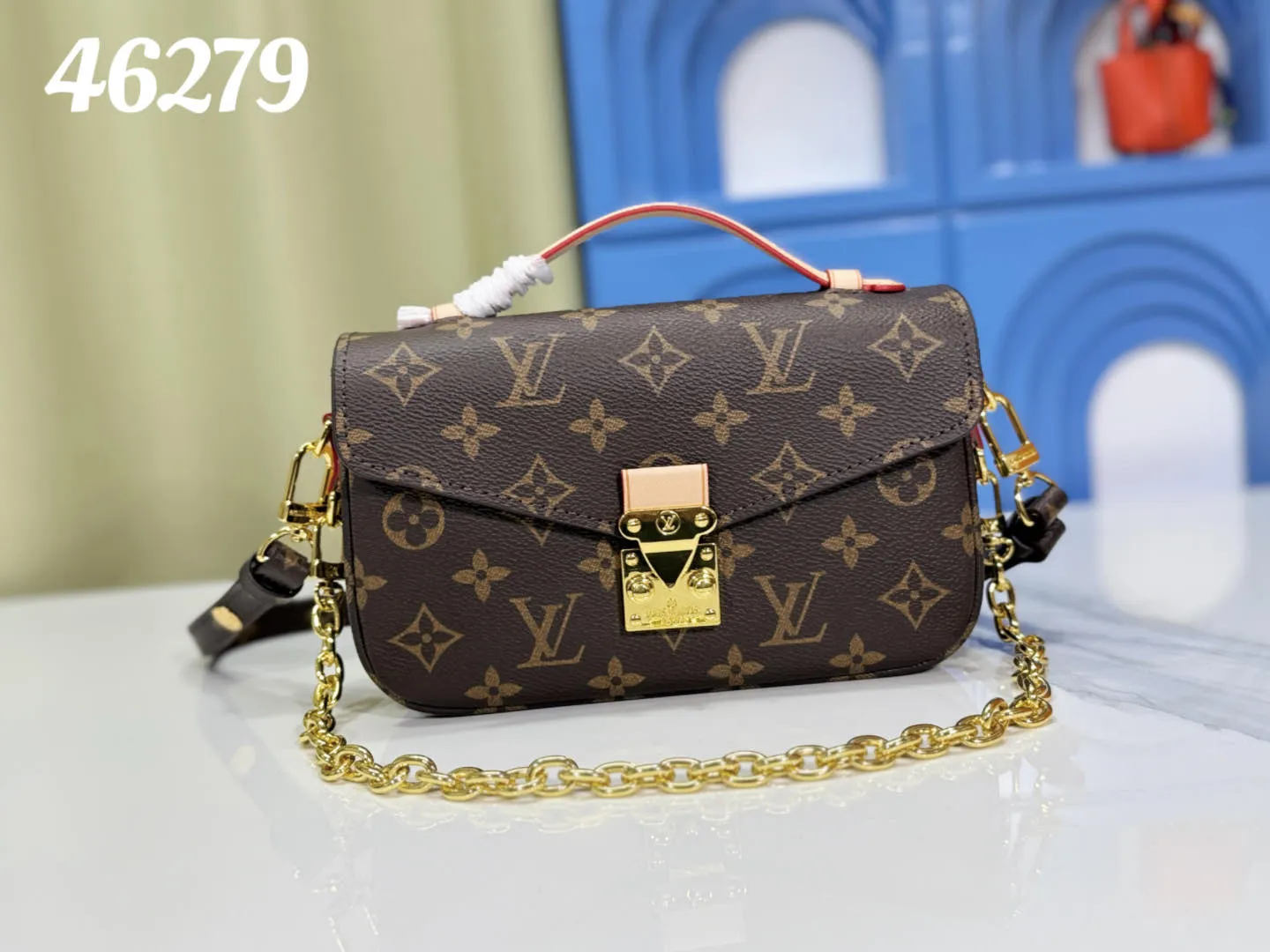 P220 Upgraded original color-changing leather [Exclusive real shot M46279 M46595 presbyopia yellow flower embossed] LV messenger bag comes in small size East West Métis handbag adopts a fashionable shoulder bag shape, full of trend. The compact bag is made from the brand's Monogram canvas, equipped with a chic S-lock closure and stylish top handles, and has a shiny polished surface. Versatile and spacious. The removable long shoulder strap makes it easy to carry on the shoulder or cross-body. It is a good companion for daily travel. Dimensions 21.5x6x13.5