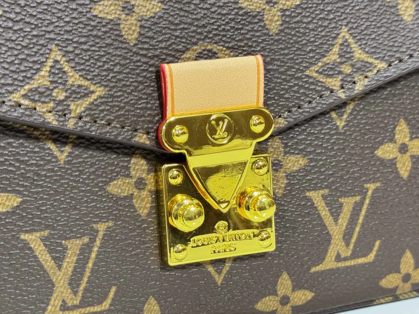 P220 Upgraded original color-changing leather [Exclusive real shot M46279 M46595 presbyopia yellow flower embossed] LV messenger bag comes in small size East West Métis handbag adopts a fashionable shoulder bag shape, full of trend. The compact bag is made from the brand's Monogram canvas, equipped with a chic S-lock closure and stylish top handles, and has a shiny polished surface. Versatile and spacious. The removable long shoulder strap makes it easy to carry on the shoulder or cross-body. It is a good companion for daily travel. Dimensions 21.5x6x13.5