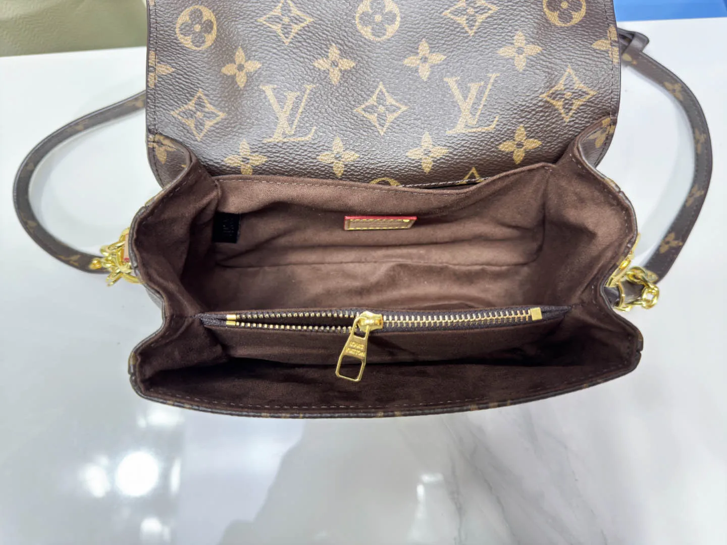 P220 Upgraded original color-changing leather [Exclusive real shot M46279 M46595 presbyopia yellow flower embossed] LV messenger bag comes in small size East West Métis handbag adopts a fashionable shoulder bag shape, full of trend. The compact bag is made from the brand's Monogram canvas, equipped with a chic S-lock closure and stylish top handles, and has a shiny polished surface. Versatile and spacious. The removable long shoulder strap makes it easy to carry on the shoulder or cross-body. It is a good companion for daily travel. Dimensions 21.5x6x13.5