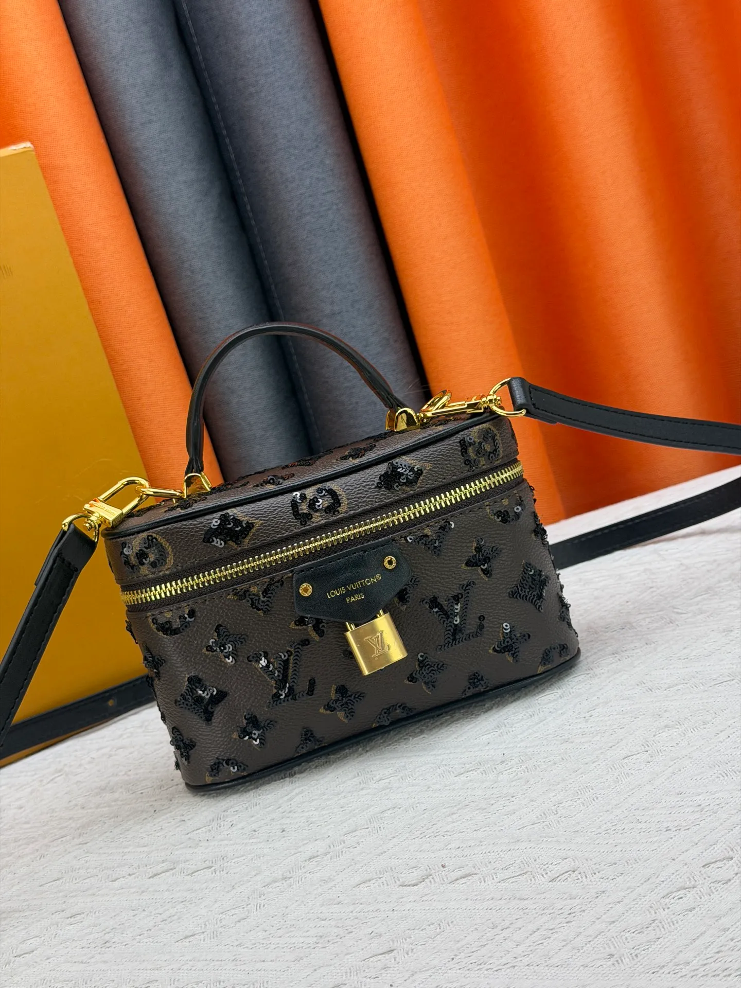 P260 M27049 Upgraded original LV new sequined small box, the real thing is so beautiful! I am blown away by this little icy silver box! How can you not have a stunning silver bag in your bag cabinet? Whoever carries this bag looks better! Be the flashiest baby this winter 🉑Carry it in your hand🉑Under your arm🉑Cross-body! Don't be too practical. Size 19 12