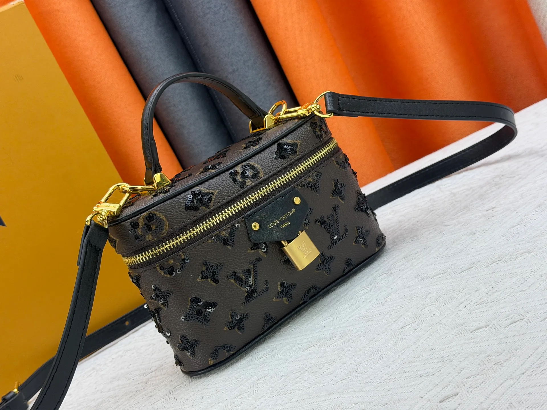 P260 M27049 Upgraded original LV new sequined small box, the real thing is so beautiful! I am blown away by this little icy silver box! How can you not have a stunning silver bag in your bag cabinet? Whoever carries this bag looks better! Be the flashiest baby this winter 🉑Carry it in your hand🉑Under your arm🉑Cross-body! Don't be too practical. Size 19 12