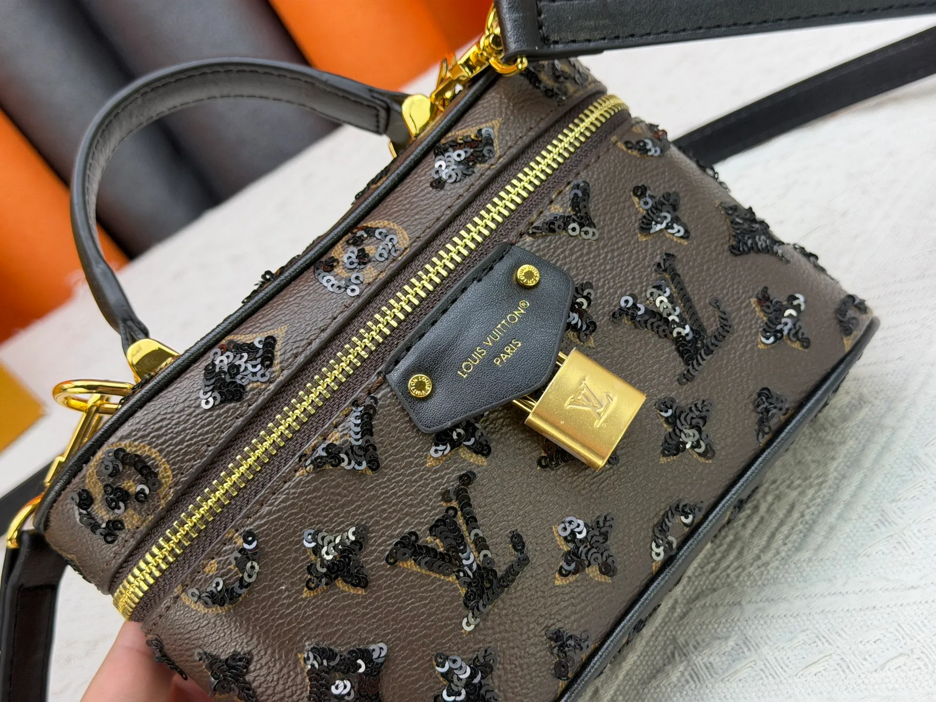 P260 M27049 Upgraded original LV new sequined small box, the real thing is so beautiful! I am blown away by this little icy silver box! How can you not have a stunning silver bag in your bag cabinet? Whoever carries this bag looks better! Be the flashiest baby this winter 🉑Carry it in your hand🉑Under your arm🉑Cross-body! Don't be too practical. Size 19 12