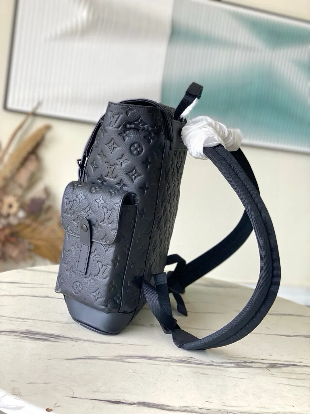 💰1340 (first-grain leather) Top-quality original M55699 full leather Christopher backpack is made of Taurillon leather with embossed Monogram pattern. It has a moderate capacity and combines outer pockets and functional inner pockets, with leather shoulder straps and matte metal parts. Drawstring and snap closure securely keep your belongings safe. Dimensions: 41 x 48 x 13 cm