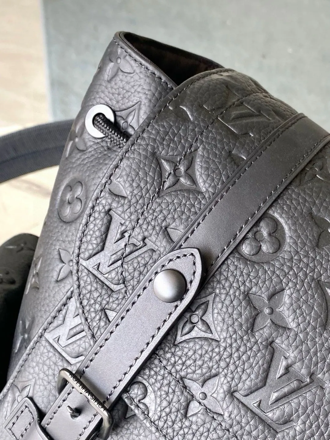 💰1340 (first-grain leather) Top-quality original M55699 full leather Christopher backpack is made of Taurillon leather with embossed Monogram pattern. It has a moderate capacity and combines outer pockets and functional inner pockets, with leather shoulder straps and matte metal parts. Drawstring and snap closure securely keep your belongings safe. Dimensions: 41 x 48 x 13 cm