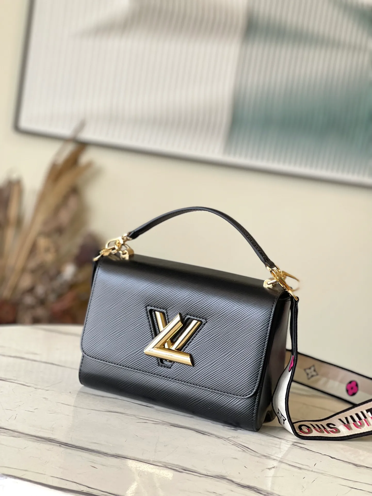 💰1160 (first-grain leather) top original order M21554 black. This medium-sized Twist handbag takes on a new look with a detachable wide jacquard shoulder strap: one side is embroidered with the logo, and the other side is blooming with Monogram flowers. It is equipped with a detachable leather handle, allowing you to switch between hand-carrying, cross-body and elbow shoulder. Dimensions: 23 x 17 x 9.5 cm