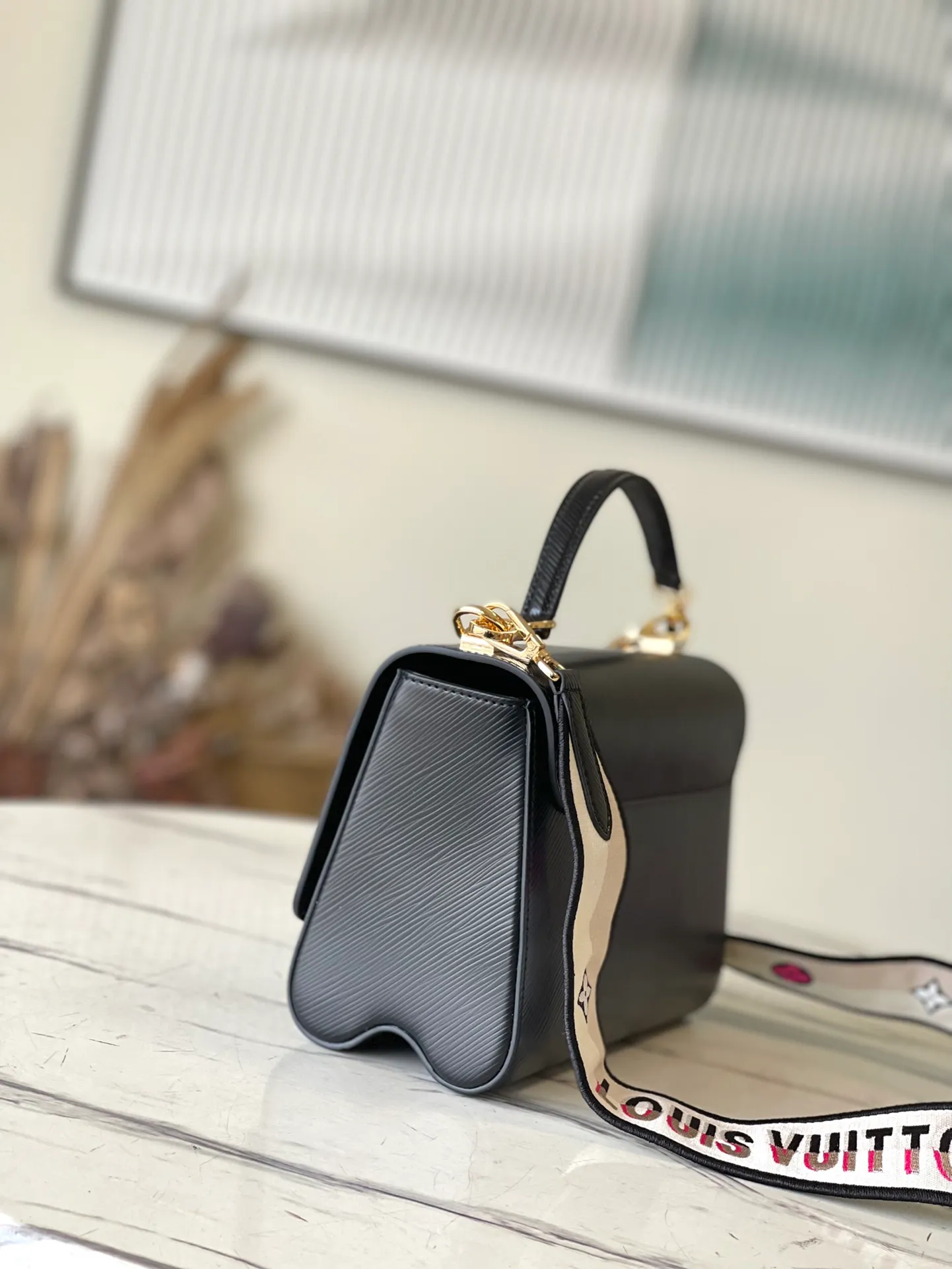 💰1160 (first-grain leather) top original order M21554 black. This medium-sized Twist handbag takes on a new look with a detachable wide jacquard shoulder strap: one side is embroidered with the logo, and the other side is blooming with Monogram flowers. It is equipped with a detachable leather handle, allowing you to switch between hand-carrying, cross-body and elbow shoulder. Dimensions: 23 x 17 x 9.5 cm