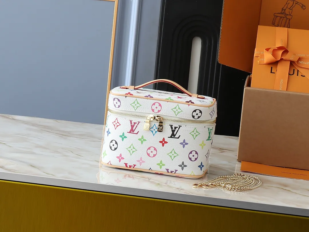 💰300💰Upgraded original version M13747 M44495 M42265 M44936 M42263 lv Murakami Nice mini Nano cosmetic bag with Monogram print and 33 colorful colors. In 2025, Murakami and LV jointly launched the white and black tricolor twelve pieces, which are very popular around the world and are loved by celebrities and celebrities. Dimensions: 20x13.5x12.0 (length x height x width)