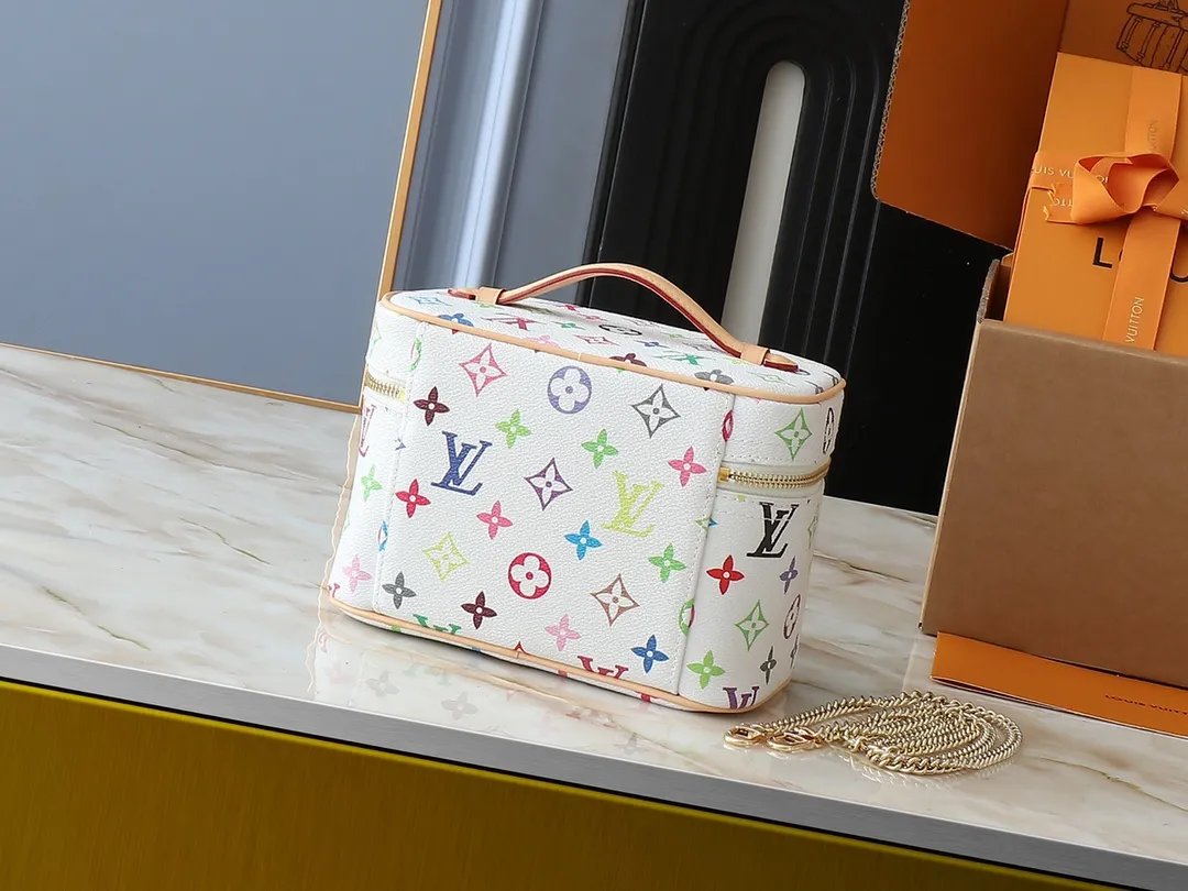 💰300💰Upgraded original version M13747 M44495 M42265 M44936 M42263 lv Murakami Nice mini Nano cosmetic bag with Monogram print and 33 colorful colors. In 2025, Murakami and LV jointly launched the white and black tricolor twelve pieces, which are very popular around the world and are loved by celebrities and celebrities. Dimensions: 20x13.5x12.0 (length x height x width)