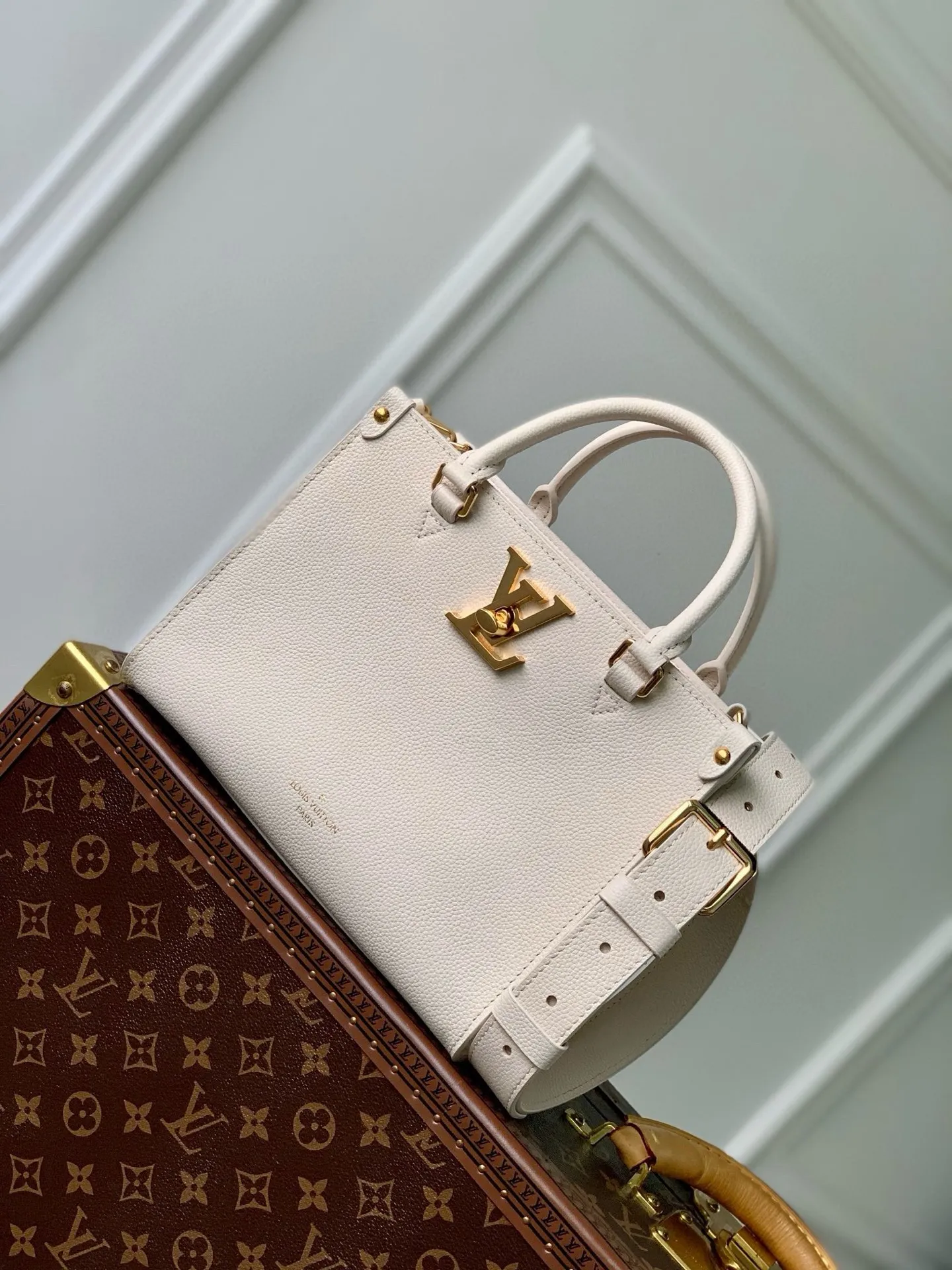 💰1180 (top-grain leather) top original order M23637, this Lock & Go handbag conveys trendy style with fashionable design and exquisite details. Smooth grained cow leather is accented with details such as LV turnbuckles, engraved rivets and hot-stamped Louis Vuitton logos. The top handle and adjustable and removable shoulder strap allow for comfortable shoulder or cross-body wear, making it perfect for everyday use. 24.5 x 19.0 x 10.5 cm (length x height x width)