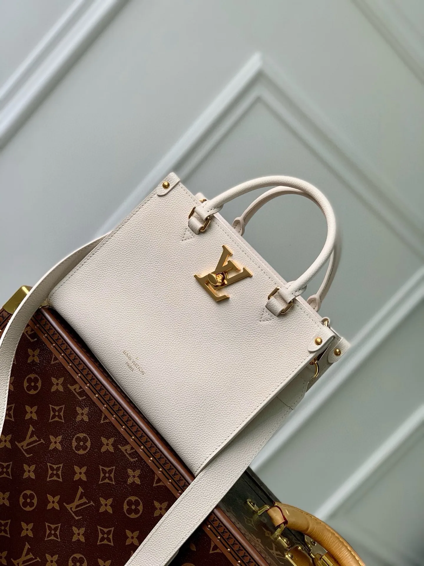 💰1180 (top-grain leather) top original order M23637, this Lock & Go handbag conveys trendy style with fashionable design and exquisite details. Smooth grained cow leather is accented with details such as LV turnbuckles, engraved rivets and hot-stamped Louis Vuitton logos. The top handle and adjustable and removable shoulder strap allow for comfortable shoulder or cross-body wear, making it perfect for everyday use. 24.5 x 19.0 x 10.5 cm (length x height x width)