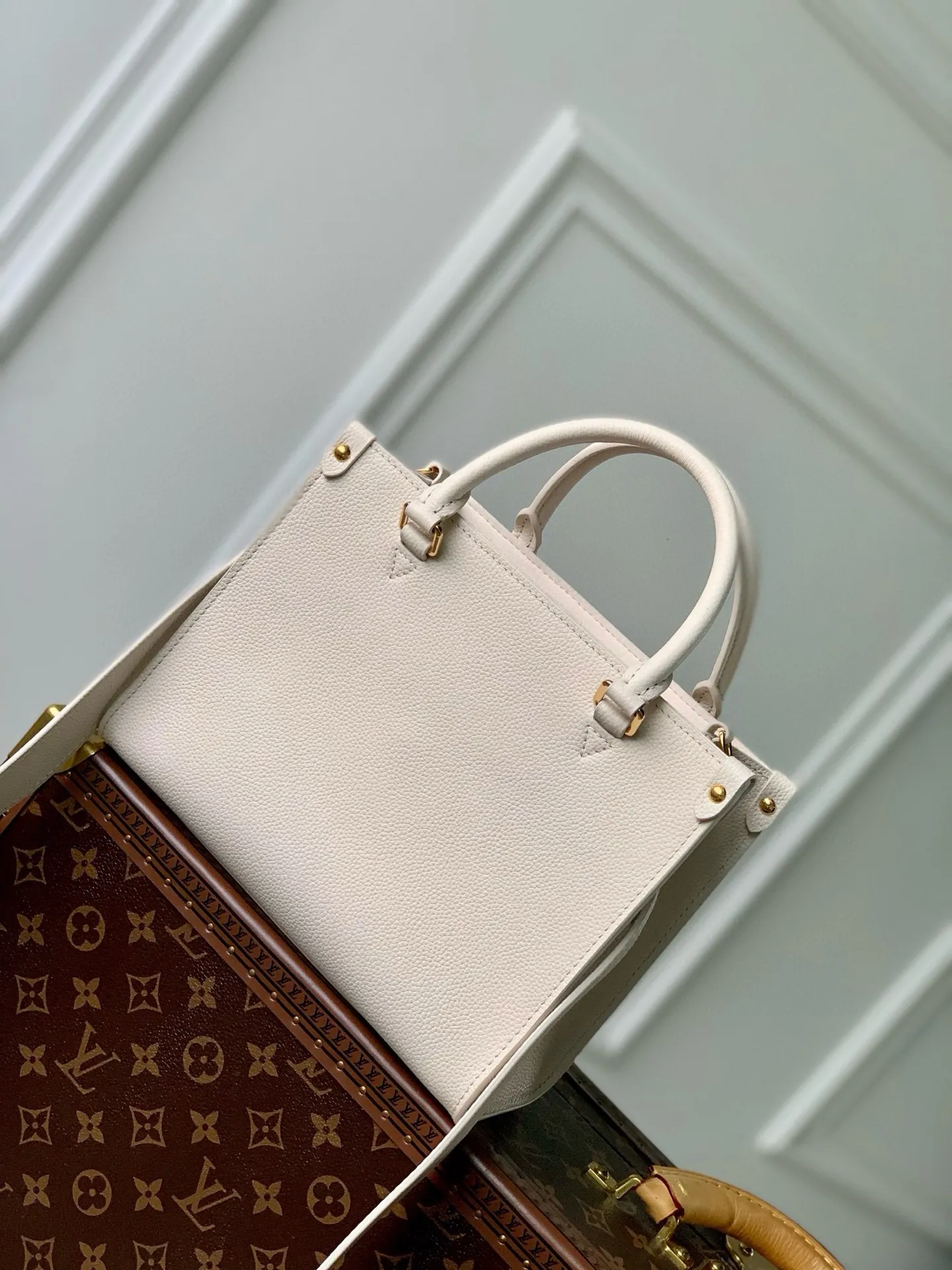 💰1180 (top-grain leather) top original order M23637, this Lock & Go handbag conveys trendy style with fashionable design and exquisite details. Smooth grained cow leather is accented with details such as LV turnbuckles, engraved rivets and hot-stamped Louis Vuitton logos. The top handle and adjustable and removable shoulder strap allow for comfortable shoulder or cross-body wear, making it perfect for everyday use. 24.5 x 19.0 x 10.5 cm (length x height x width)