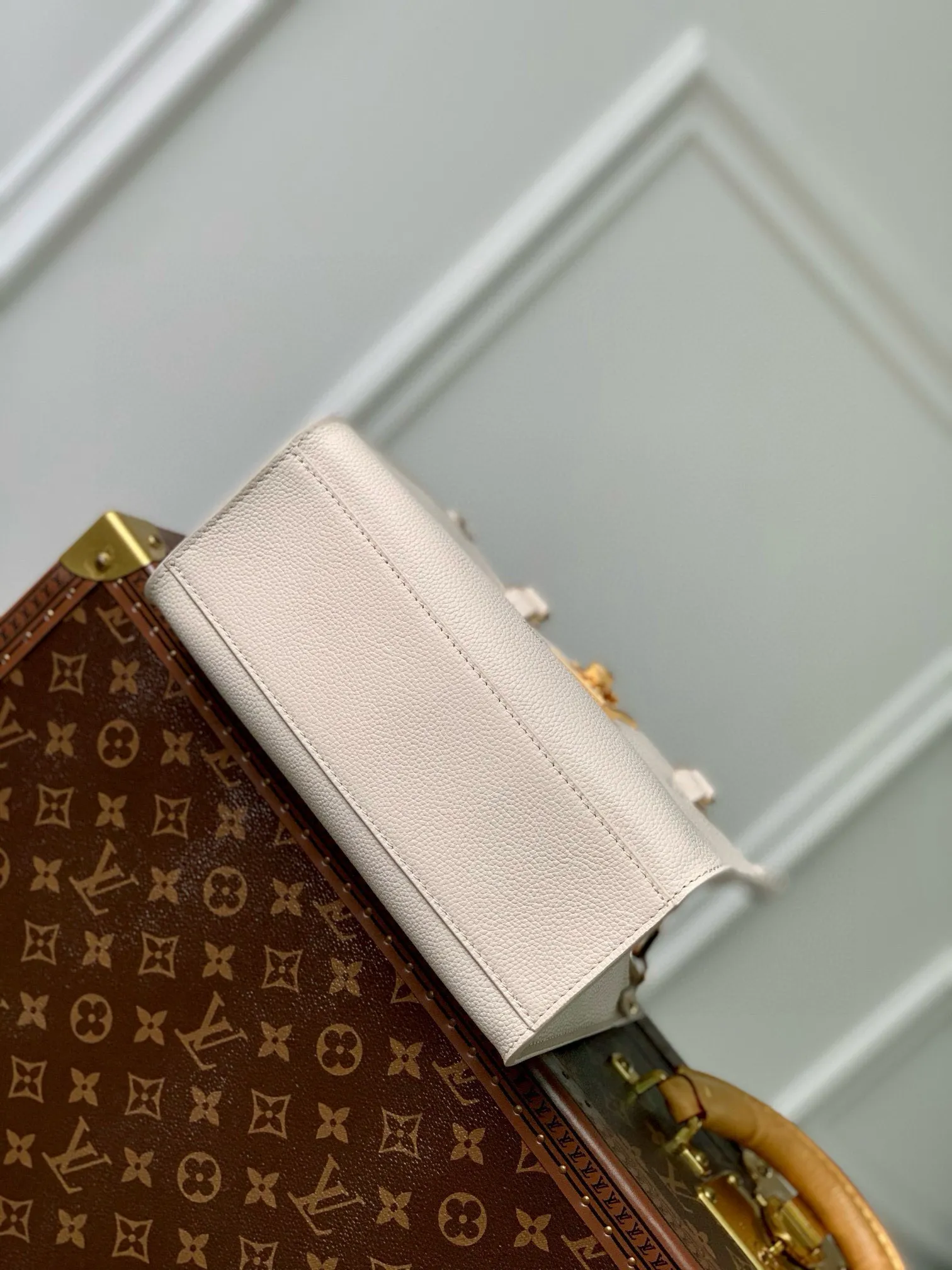 💰1180 (top-grain leather) top original order M23637, this Lock & Go handbag conveys trendy style with fashionable design and exquisite details. Smooth grained cow leather is accented with details such as LV turnbuckles, engraved rivets and hot-stamped Louis Vuitton logos. The top handle and adjustable and removable shoulder strap allow for comfortable shoulder or cross-body wear, making it perfect for everyday use. 24.5 x 19.0 x 10.5 cm (length x height x width)