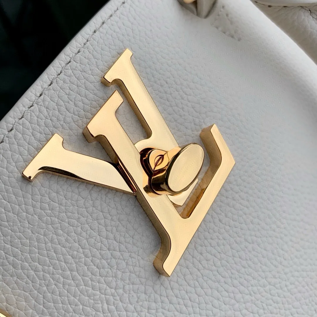 💰1180 (top-grain leather) top original order M23637, this Lock & Go handbag conveys trendy style with fashionable design and exquisite details. Smooth grained cow leather is accented with details such as LV turnbuckles, engraved rivets and hot-stamped Louis Vuitton logos. The top handle and adjustable and removable shoulder strap allow for comfortable shoulder or cross-body wear, making it perfect for everyday use. 24.5 x 19.0 x 10.5 cm (length x height x width)