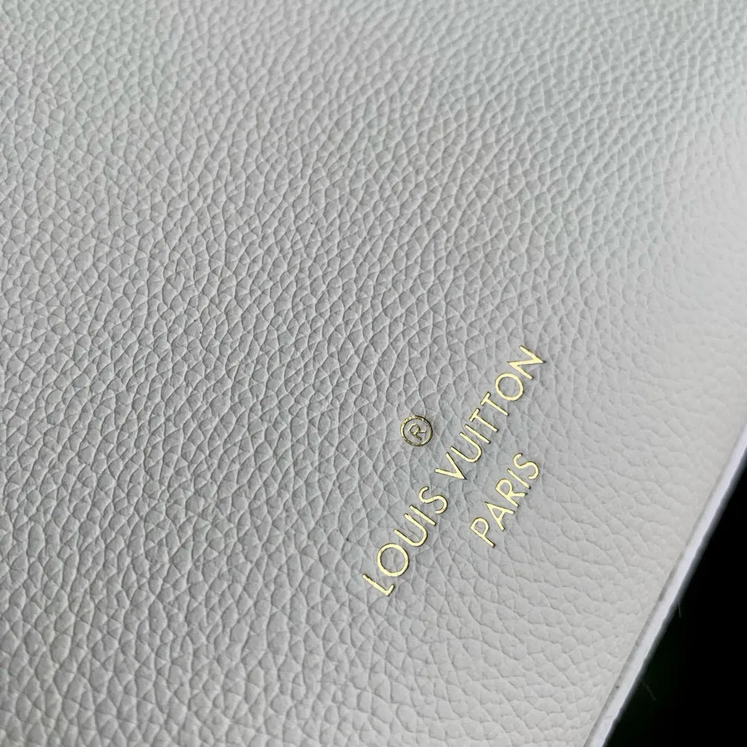 💰1180 (top-grain leather) top original order M23637, this Lock & Go handbag conveys trendy style with fashionable design and exquisite details. Smooth grained cow leather is accented with details such as LV turnbuckles, engraved rivets and hot-stamped Louis Vuitton logos. The top handle and adjustable and removable shoulder strap allow for comfortable shoulder or cross-body wear, making it perfect for everyday use. 24.5 x 19.0 x 10.5 cm (length x height x width)