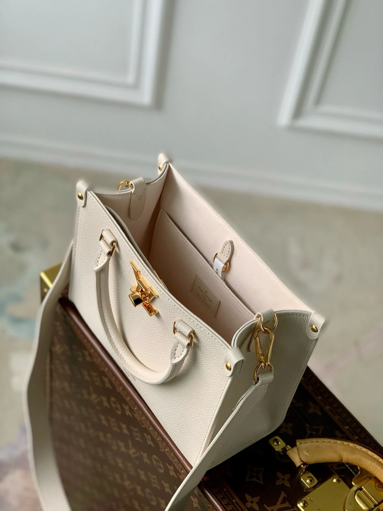 💰1180 (top-grain leather) top original order M23637, this Lock & Go handbag conveys trendy style with fashionable design and exquisite details. Smooth grained cow leather is accented with details such as LV turnbuckles, engraved rivets and hot-stamped Louis Vuitton logos. The top handle and adjustable and removable shoulder strap allow for comfortable shoulder or cross-body wear, making it perfect for everyday use. 24.5 x 19.0 x 10.5 cm (length x height x width)