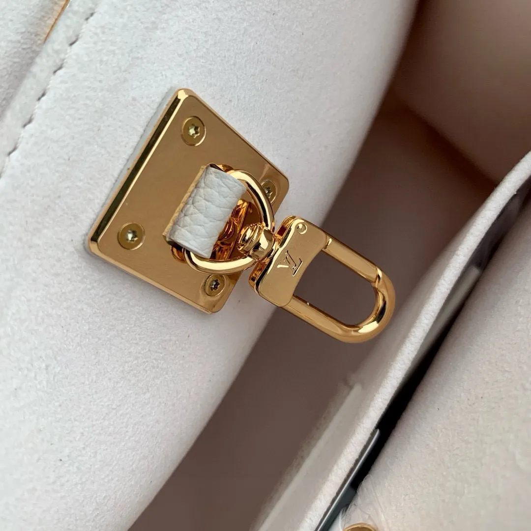 💰1180 (top-grain leather) top original order M23637, this Lock & Go handbag conveys trendy style with fashionable design and exquisite details. Smooth grained cow leather is accented with details such as LV turnbuckles, engraved rivets and hot-stamped Louis Vuitton logos. The top handle and adjustable and removable shoulder strap allow for comfortable shoulder or cross-body wear, making it perfect for everyday use. 24.5 x 19.0 x 10.5 cm (length x height x width)