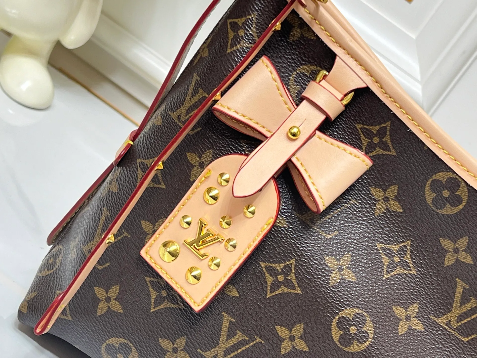 Batch 240💰Upgraded from the original M46203 M27578 CarryAll medium handbag, with Monogram canvas and leather trim to create a body-fitting design. There's a zipped pocket inside the ample space, and a detachable zipped clutch adds a functional element, with a buckle-adjustable handle. Small size: 32x 22x 10 cm,