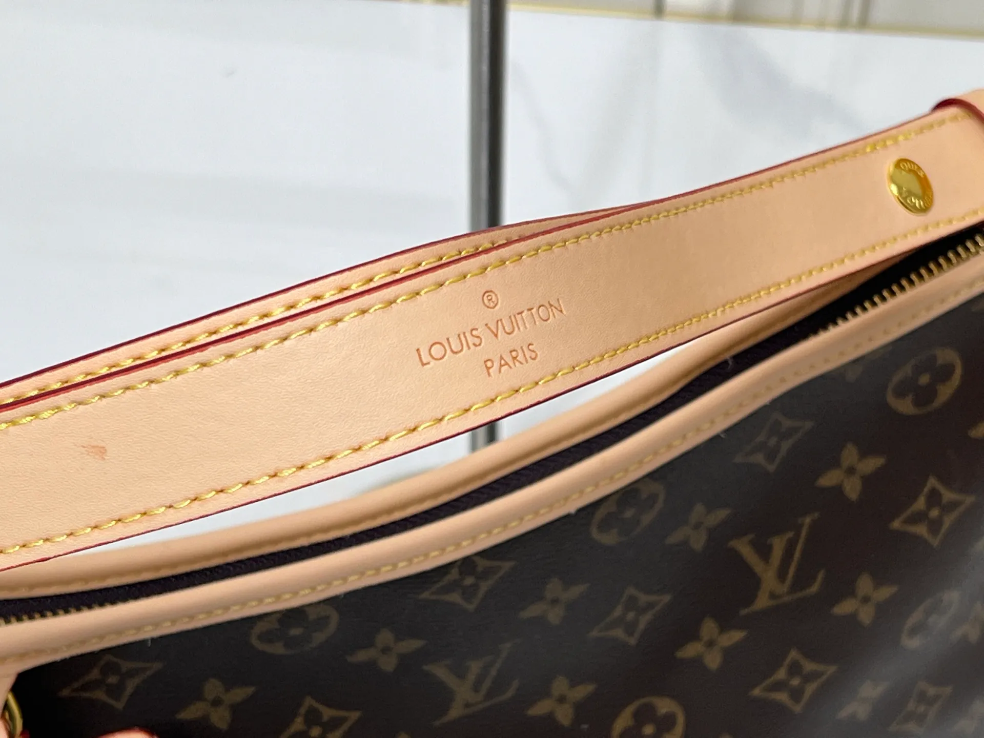 Batch 240💰Upgraded from the original M46203 M27578 CarryAll medium handbag, with Monogram canvas and leather trim to create a body-fitting design. There's a zipped pocket inside the ample space, and a detachable zipped clutch adds a functional element, with a buckle-adjustable handle. Small size: 32x 22x 10 cm,