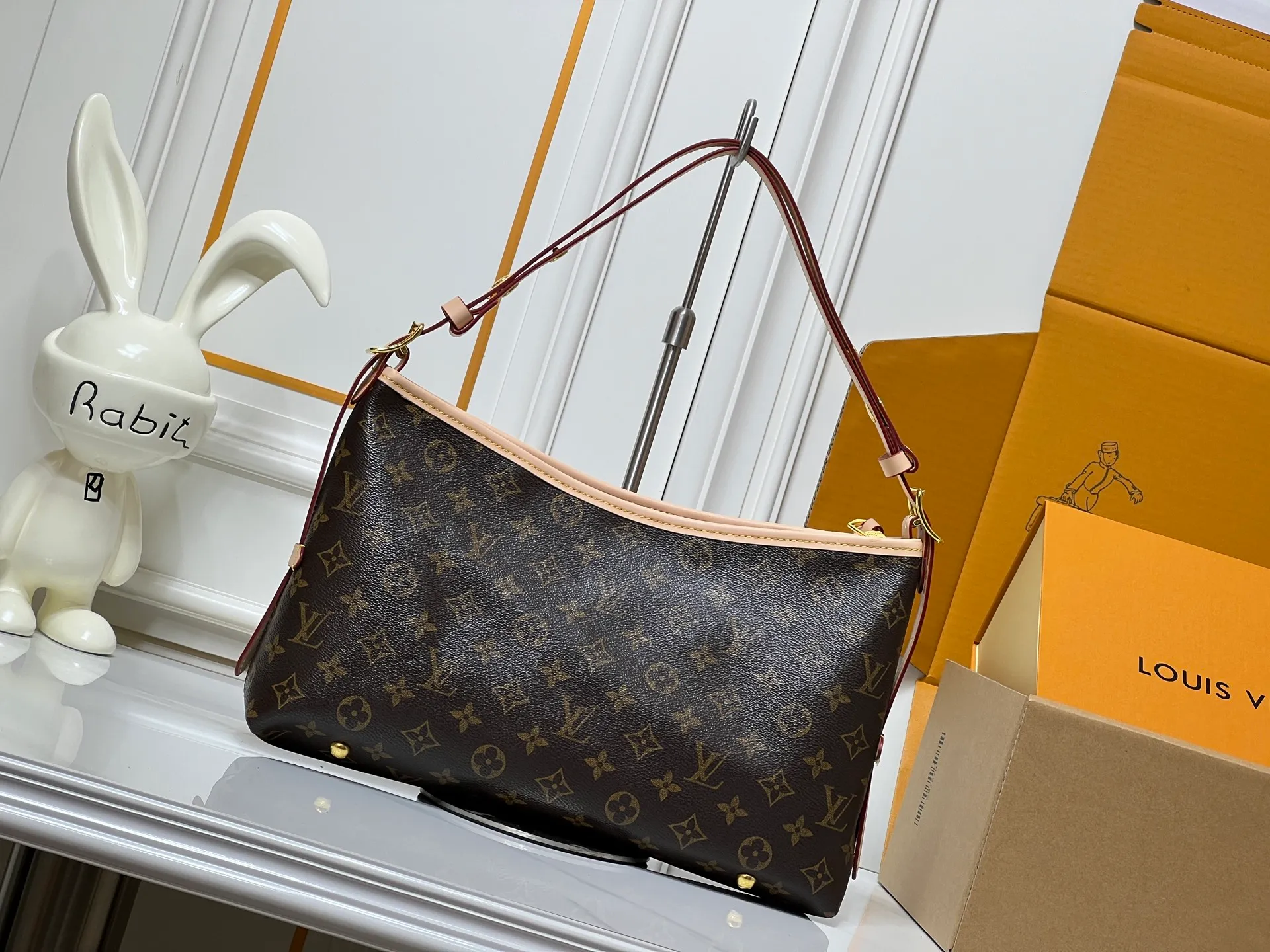Batch 240💰Upgraded from the original M46203 M27578 CarryAll medium handbag, with Monogram canvas and leather trim to create a body-fitting design. There's a zipped pocket inside the ample space, and a detachable zipped clutch adds a functional element, with a buckle-adjustable handle. Small size: 32x 22x 10 cm,