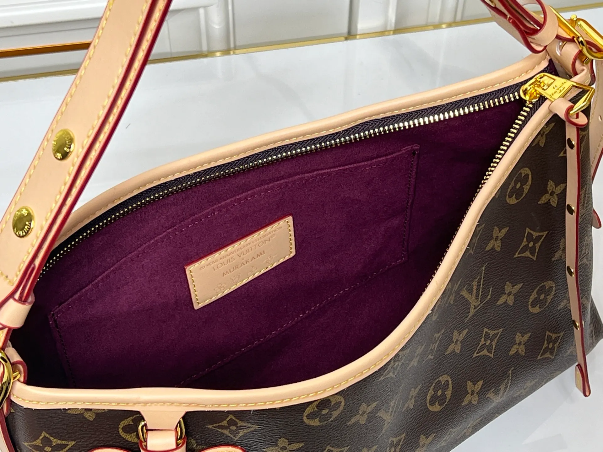 Batch 240💰Upgraded from the original M46203 M27578 CarryAll medium handbag, with Monogram canvas and leather trim to create a body-fitting design. There's a zipped pocket inside the ample space, and a detachable zipped clutch adds a functional element, with a buckle-adjustable handle. Small size: 32x 22x 10 cm,