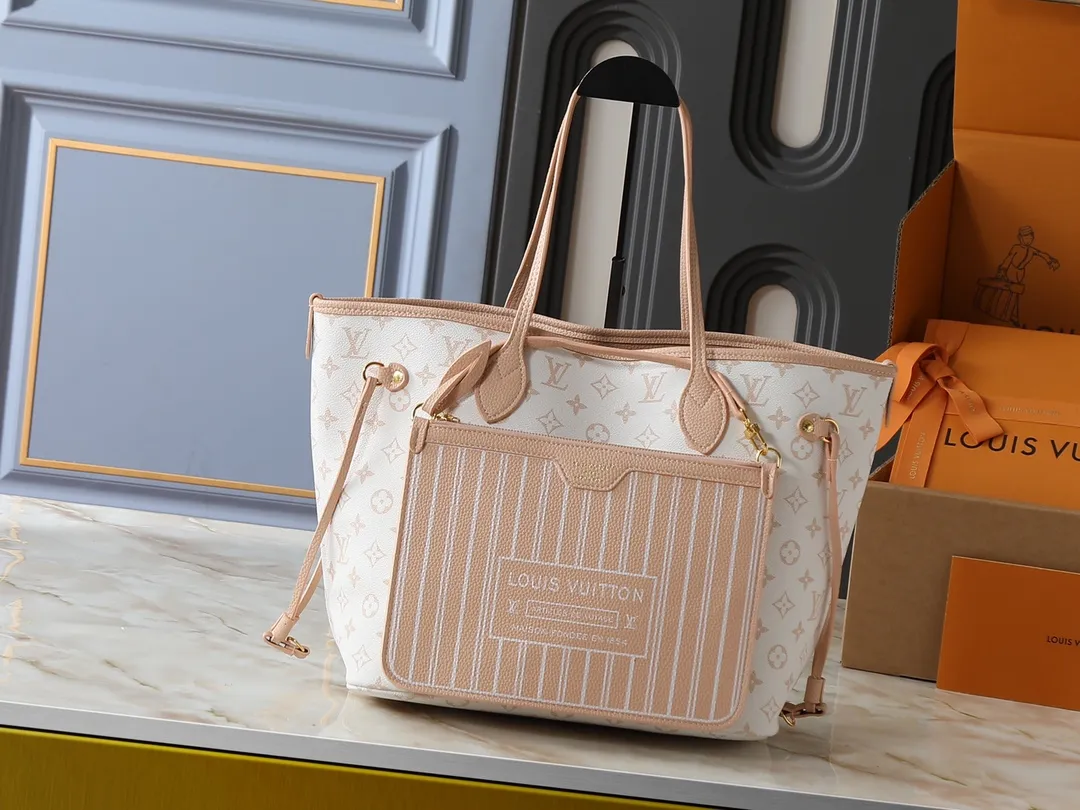 💰Large 130, Small 240💰Upgraded original version 🔥Double-sided available🔥M12061 M25665 M14994 M11946 M12099 M40995 The legendary neverfull medium handbag: always able to meet your various needs for handbags. It has a large capacity but is not bulky. It is stiff and soft to the touch, making it suitable for home and travel. Tighten the side ties and it instantly transforms into a stylish urban handbag. Loosen the straps and it transforms into a chic and practical handbag. The slender leather handle can be carried over the shoulder or between the arms. The model shown here is made of damier azur canvas. Size: large 31x28x14, small 25x16x10