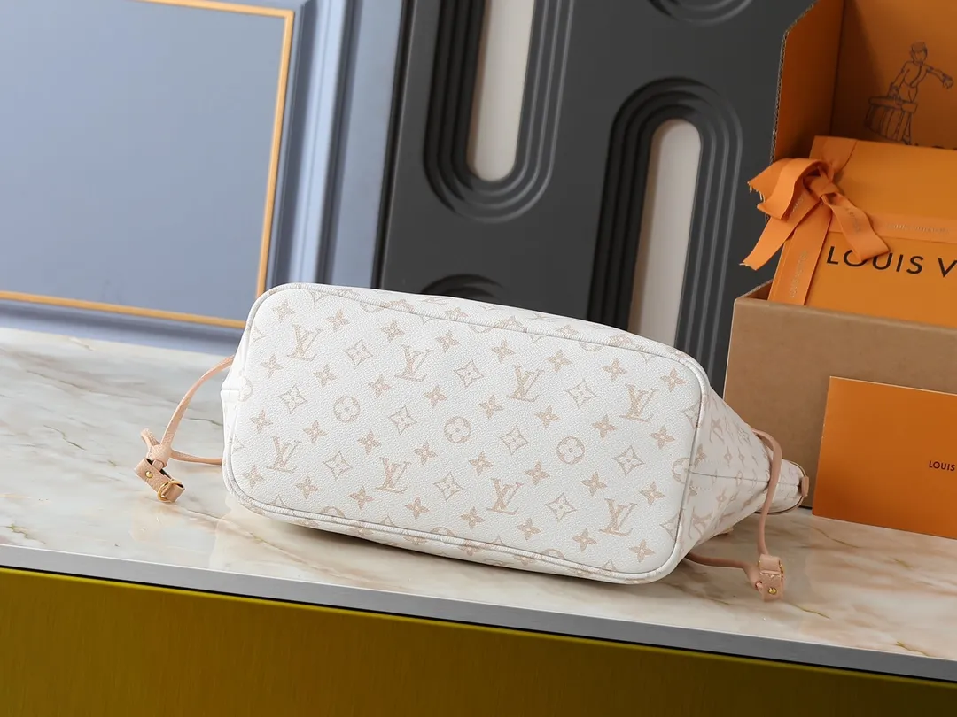 💰Large 130, Small 240💰Upgraded original version 🔥Double-sided available🔥M12061 M25665 M14994 M11946 M12099 M40995 The legendary neverfull medium handbag: always able to meet your various needs for handbags. It has a large capacity but is not bulky. It is stiff and soft to the touch, making it suitable for home and travel. Tighten the side ties and it instantly transforms into a stylish urban handbag. Loosen the straps and it transforms into a chic and practical handbag. The slender leather handle can be carried over the shoulder or between the arms. The model shown here is made of damier azur canvas. Size: large 31x28x14, small 25x16x10