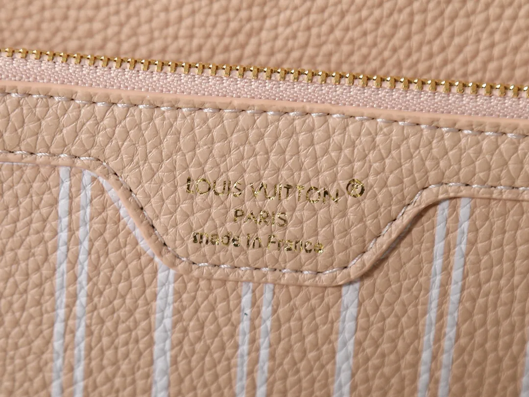 💰Large 130, Small 240💰Upgraded original version 🔥Double-sided available🔥M12061 M25665 M14994 M11946 M12099 M40995 The legendary neverfull medium handbag: always able to meet your various needs for handbags. It has a large capacity but is not bulky. It is stiff and soft to the touch, making it suitable for home and travel. Tighten the side ties and it instantly transforms into a stylish urban handbag. Loosen the straps and it transforms into a chic and practical handbag. The slender leather handle can be carried over the shoulder or between the arms. The model shown here is made of damier azur canvas. Size: large 31x28x14, small 25x16x10
