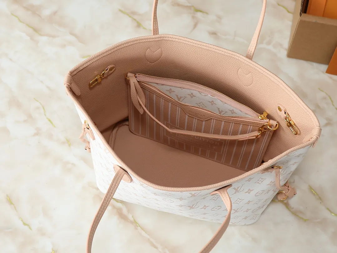 💰Large 130, Small 240💰Upgraded original version 🔥Double-sided available🔥M12061 M25665 M14994 M11946 M12099 M40995 The legendary neverfull medium handbag: always able to meet your various needs for handbags. It has a large capacity but is not bulky. It is stiff and soft to the touch, making it suitable for home and travel. Tighten the side ties and it instantly transforms into a stylish urban handbag. Loosen the straps and it transforms into a chic and practical handbag. The slender leather handle can be carried over the shoulder or between the arms. The model shown here is made of damier azur canvas. Size: large 31x28x14, small 25x16x10