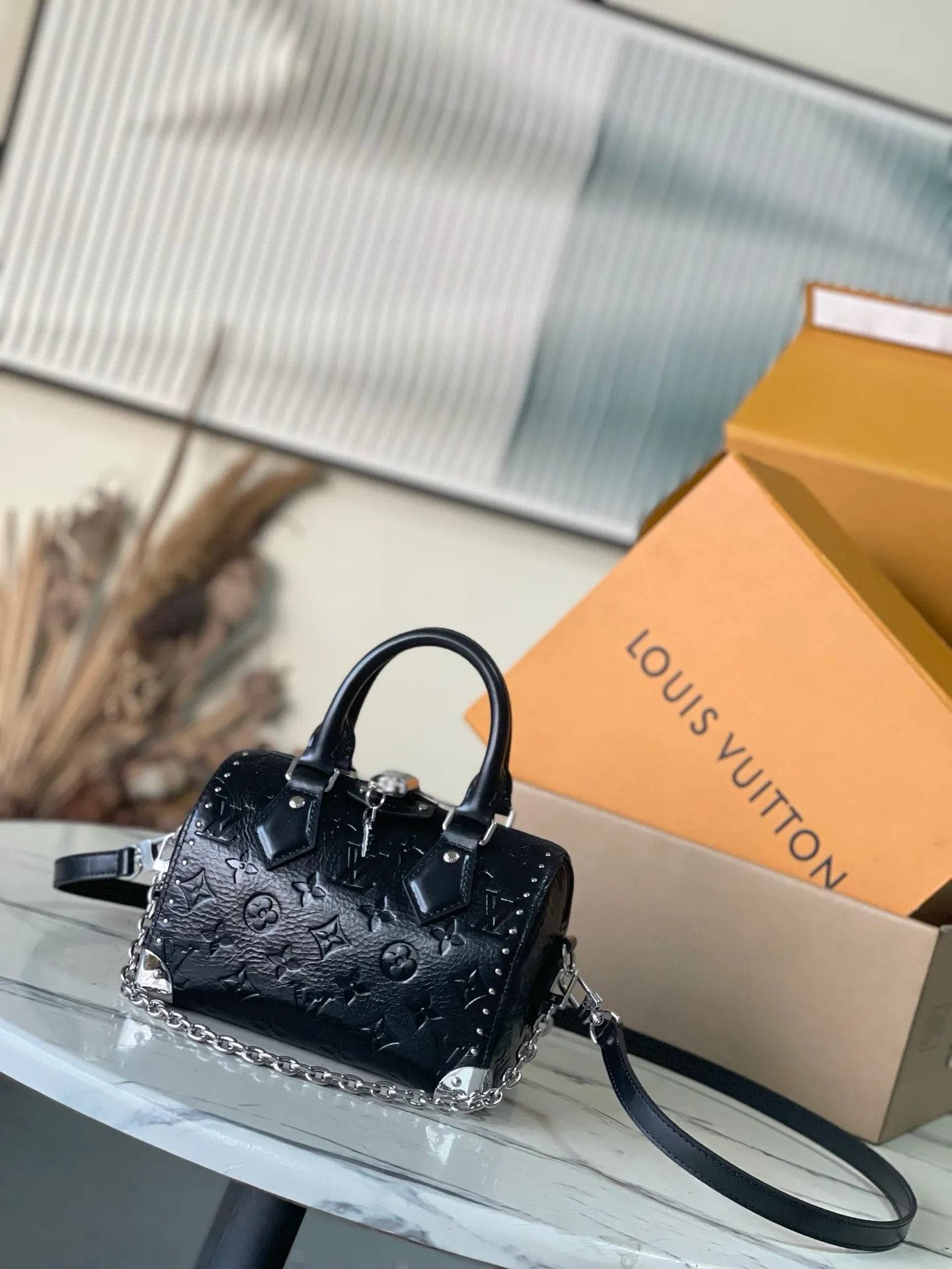💰1060 (top layer leather) top original order M27921 This Speedy Trunk 20 handbag is a new interpretation of the brand's Monogram Saga logo, exuding a distinct rock and roll atmosphere. It is made of cow leather, supplemented by hard case details, and undergoes multiple professional processes to present a unique retro texture. The shoulder strap and chain are detachable and can be worn cross-body, over the shoulder or by hand. Dimensions: 20.5 × 13.5 × 11 cm