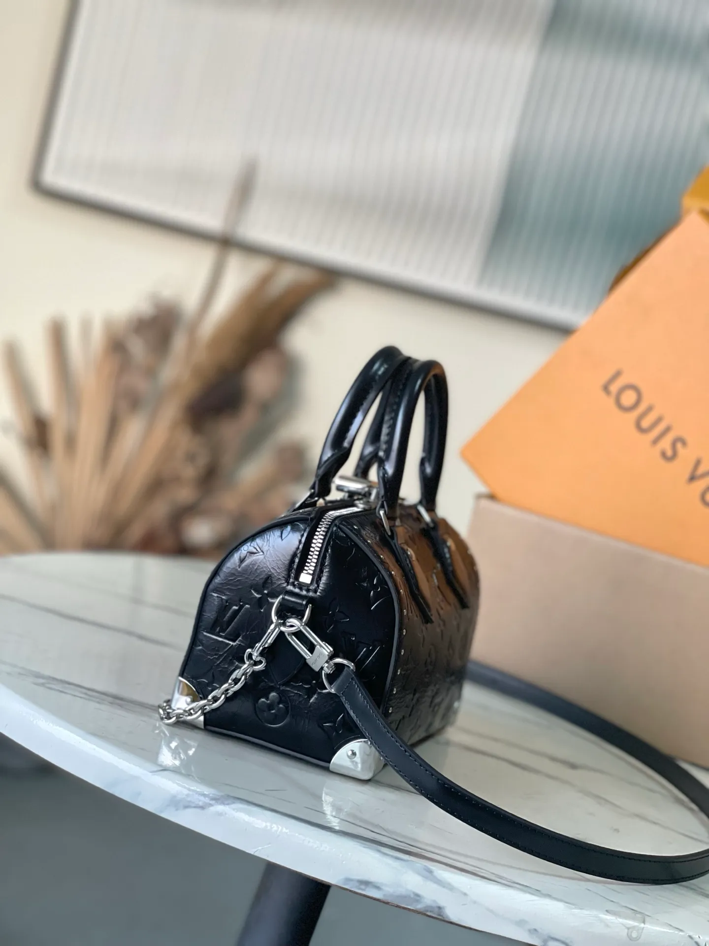 💰1060 (top layer leather) top original order M27921 This Speedy Trunk 20 handbag is a new interpretation of the brand's Monogram Saga logo, exuding a distinct rock and roll atmosphere. It is made of cow leather, supplemented by hard case details, and undergoes multiple professional processes to present a unique retro texture. The shoulder strap and chain are detachable and can be worn cross-body, over the shoulder or by hand. Dimensions: 20.5 × 13.5 × 11 cm