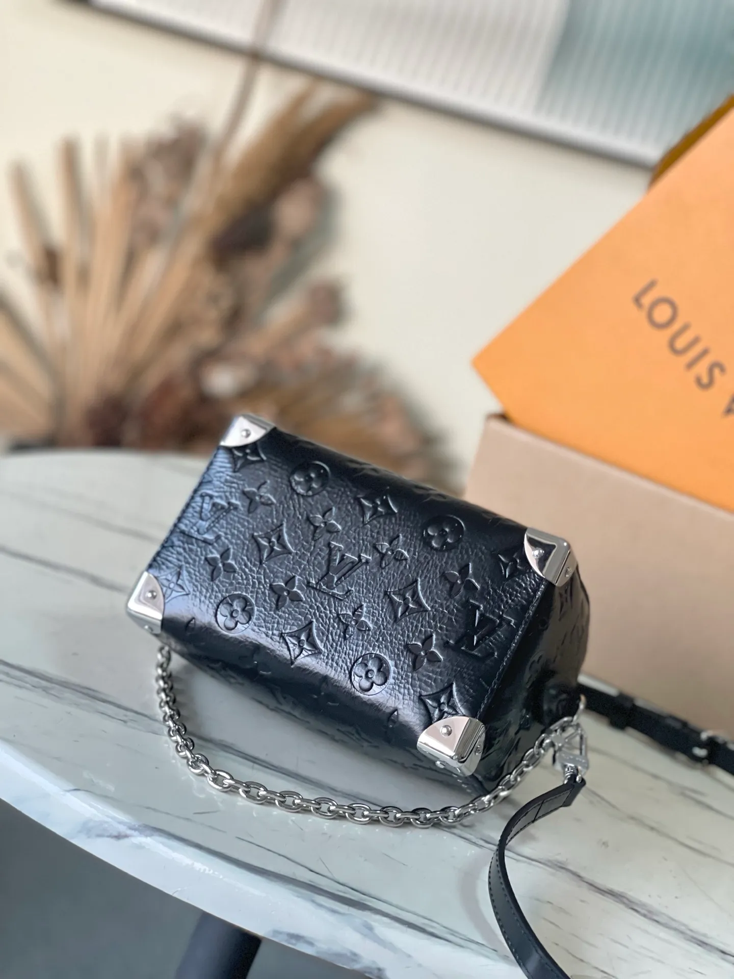 💰1060 (top layer leather) top original order M27921 This Speedy Trunk 20 handbag is a new interpretation of the brand's Monogram Saga logo, exuding a distinct rock and roll atmosphere. It is made of cow leather, supplemented by hard case details, and undergoes multiple professional processes to present a unique retro texture. The shoulder strap and chain are detachable and can be worn cross-body, over the shoulder or by hand. Dimensions: 20.5 × 13.5 × 11 cm