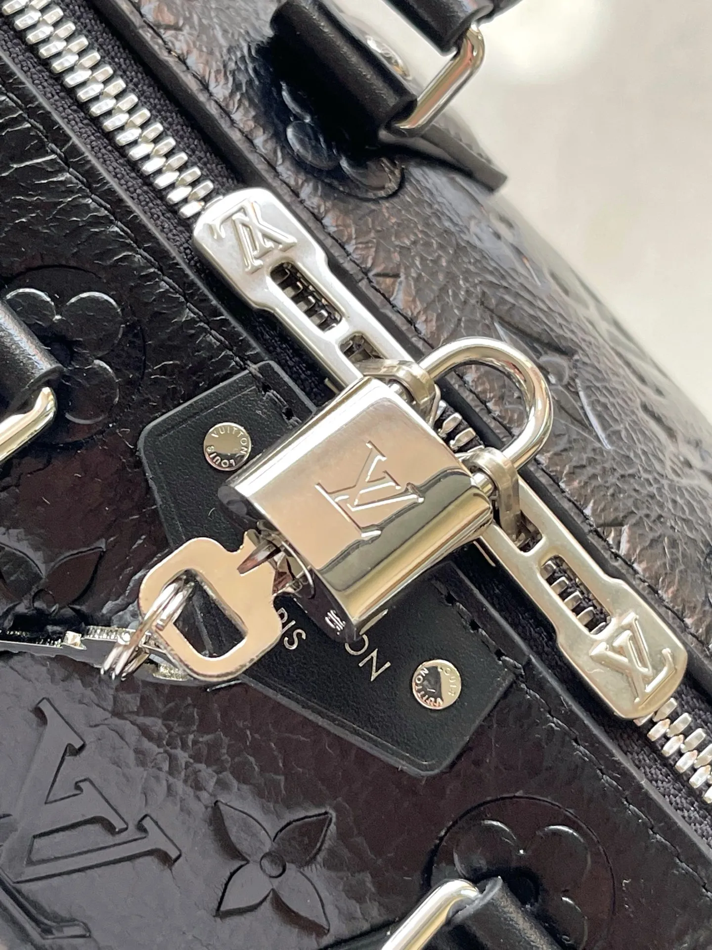 💰1060 (top layer leather) top original order M27921 This Speedy Trunk 20 handbag is a new interpretation of the brand's Monogram Saga logo, exuding a distinct rock and roll atmosphere. It is made of cow leather, supplemented by hard case details, and undergoes multiple professional processes to present a unique retro texture. The shoulder strap and chain are detachable and can be worn cross-body, over the shoulder or by hand. Dimensions: 20.5 × 13.5 × 11 cm