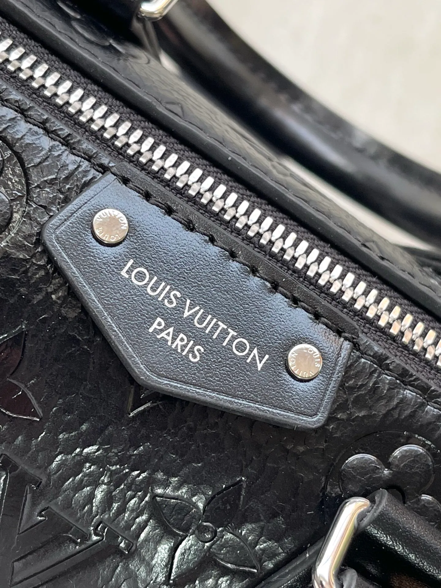 💰1060 (top layer leather) top original order M27921 This Speedy Trunk 20 handbag is a new interpretation of the brand's Monogram Saga logo, exuding a distinct rock and roll atmosphere. It is made of cow leather, supplemented by hard case details, and undergoes multiple professional processes to present a unique retro texture. The shoulder strap and chain are detachable and can be worn cross-body, over the shoulder or by hand. Dimensions: 20.5 × 13.5 × 11 cm