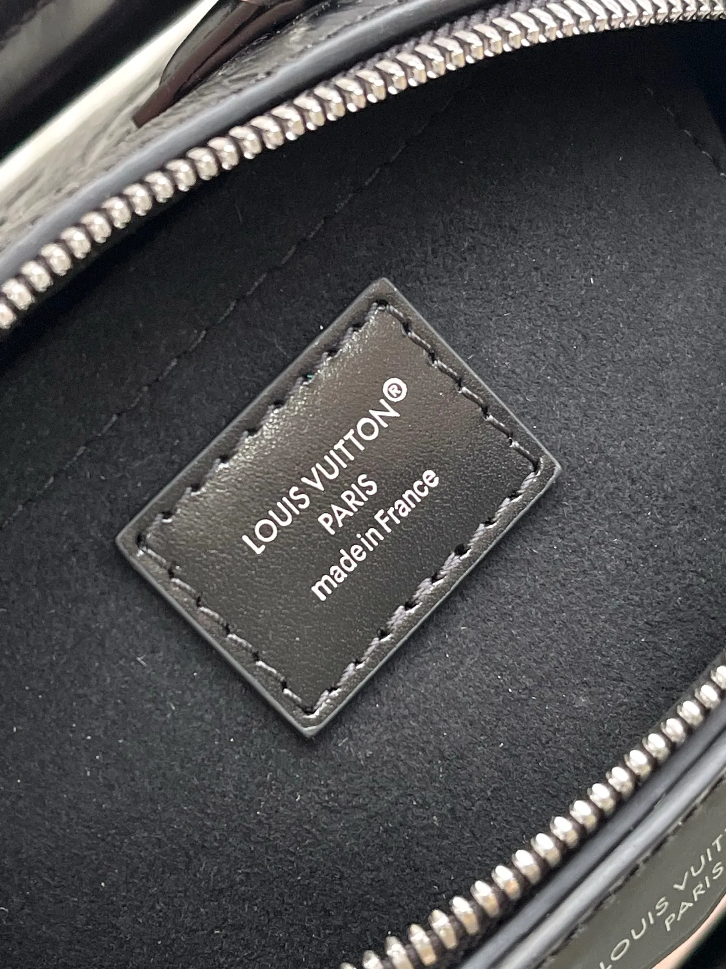 💰1060 (top layer leather) top original order M27921 This Speedy Trunk 20 handbag is a new interpretation of the brand's Monogram Saga logo, exuding a distinct rock and roll atmosphere. It is made of cow leather, supplemented by hard case details, and undergoes multiple professional processes to present a unique retro texture. The shoulder strap and chain are detachable and can be worn cross-body, over the shoulder or by hand. Dimensions: 20.5 × 13.5 × 11 cm