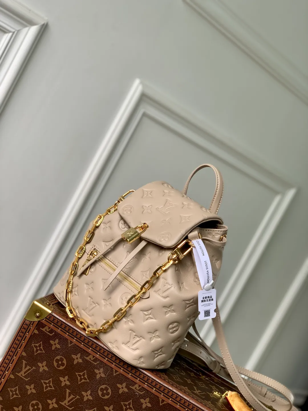💰1180 (top layer leather) top original single M13358, 13357 gray Coussin Backpack small handbag is an eye-catching addition to the Coussin series with a backpack configuration. It is made of soft Monogram embossed leather and integrated with the iconic LV padlock, which combines modern style and functional considerations. The detachable Coussin chain releases the metal edge, and the zippered front pocket makes it easy to access various small items. 26 x 10 x 21 cm (height x width x length)