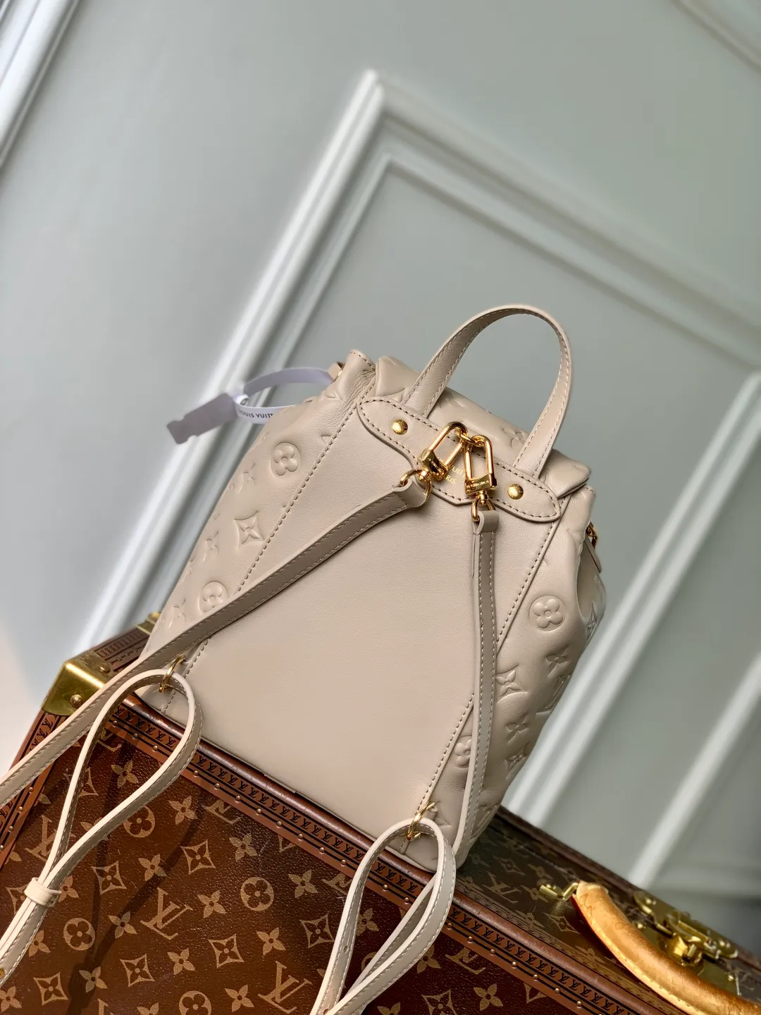 💰1180 (top layer leather) top original single M13358, 13357 gray Coussin Backpack small handbag is an eye-catching addition to the Coussin series with a backpack configuration. It is made of soft Monogram embossed leather and integrated with the iconic LV padlock, which combines modern style and functional considerations. The detachable Coussin chain releases the metal edge, and the zippered front pocket makes it easy to access various small items. 26 x 10 x 21 cm (height x width x length)