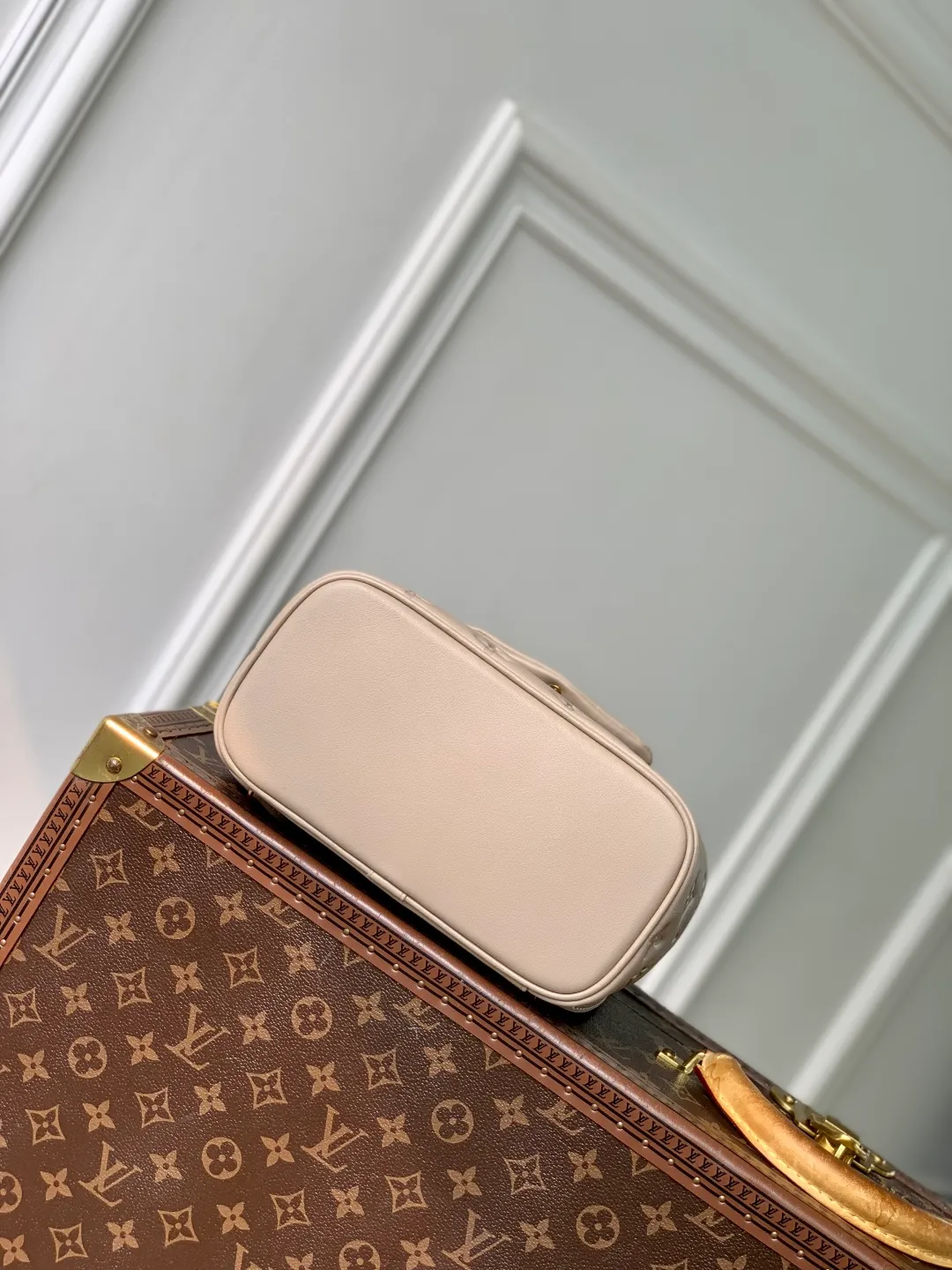 💰1180 (top layer leather) top original single M13358, 13357 gray Coussin Backpack small handbag is an eye-catching addition to the Coussin series with a backpack configuration. It is made of soft Monogram embossed leather and integrated with the iconic LV padlock, which combines modern style and functional considerations. The detachable Coussin chain releases the metal edge, and the zippered front pocket makes it easy to access various small items. 26 x 10 x 21 cm (height x width x length)