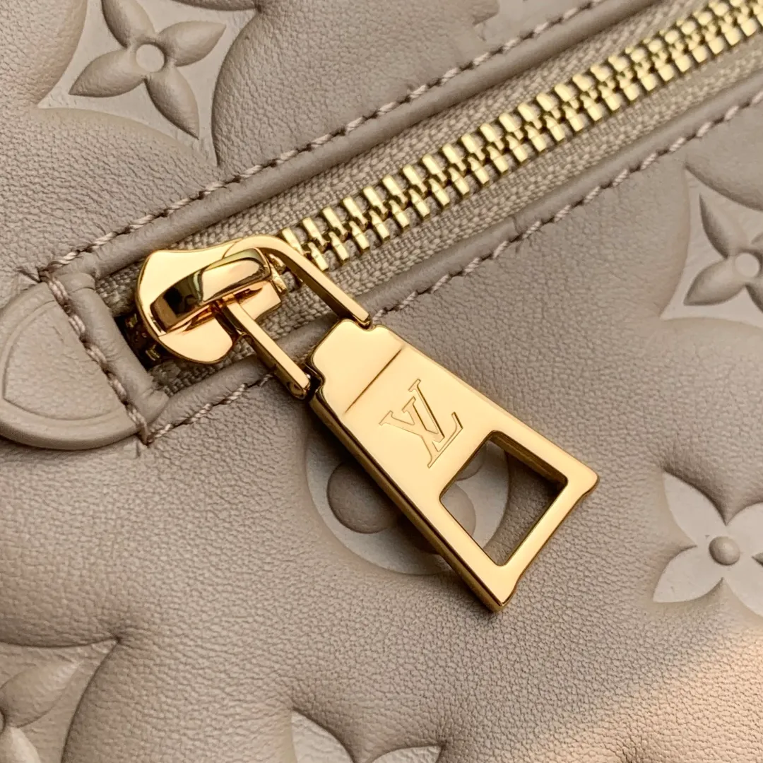 💰1180 (top layer leather) top original single M13358, 13357 gray Coussin Backpack small handbag is an eye-catching addition to the Coussin series with a backpack configuration. It is made of soft Monogram embossed leather and integrated with the iconic LV padlock, which combines modern style and functional considerations. The detachable Coussin chain releases the metal edge, and the zippered front pocket makes it easy to access various small items. 26 x 10 x 21 cm (height x width x length)