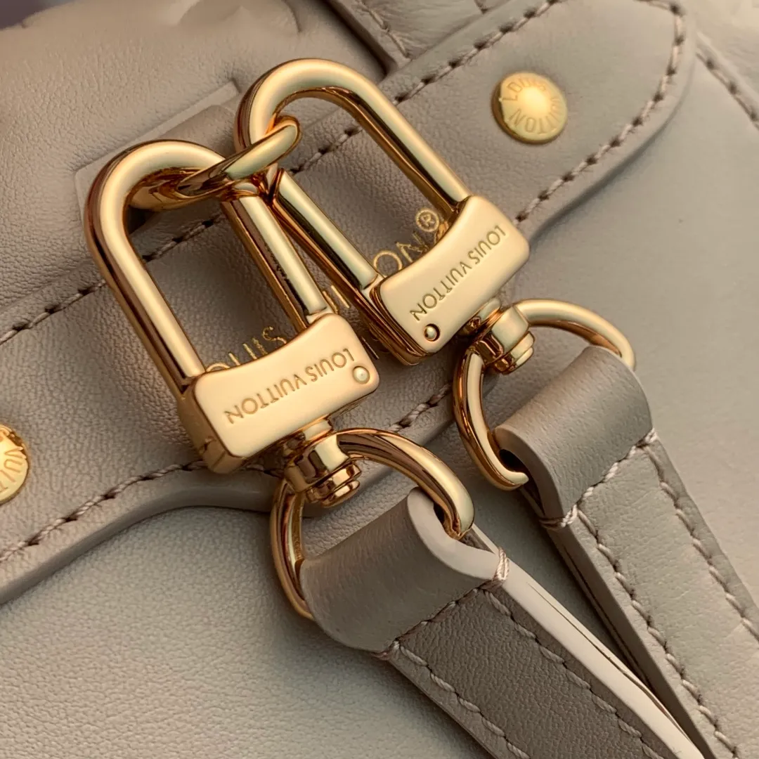 💰1180 (top layer leather) top original single M13358, 13357 gray Coussin Backpack small handbag is an eye-catching addition to the Coussin series with a backpack configuration. It is made of soft Monogram embossed leather and integrated with the iconic LV padlock, which combines modern style and functional considerations. The detachable Coussin chain releases the metal edge, and the zippered front pocket makes it easy to access various small items. 26 x 10 x 21 cm (height x width x length)